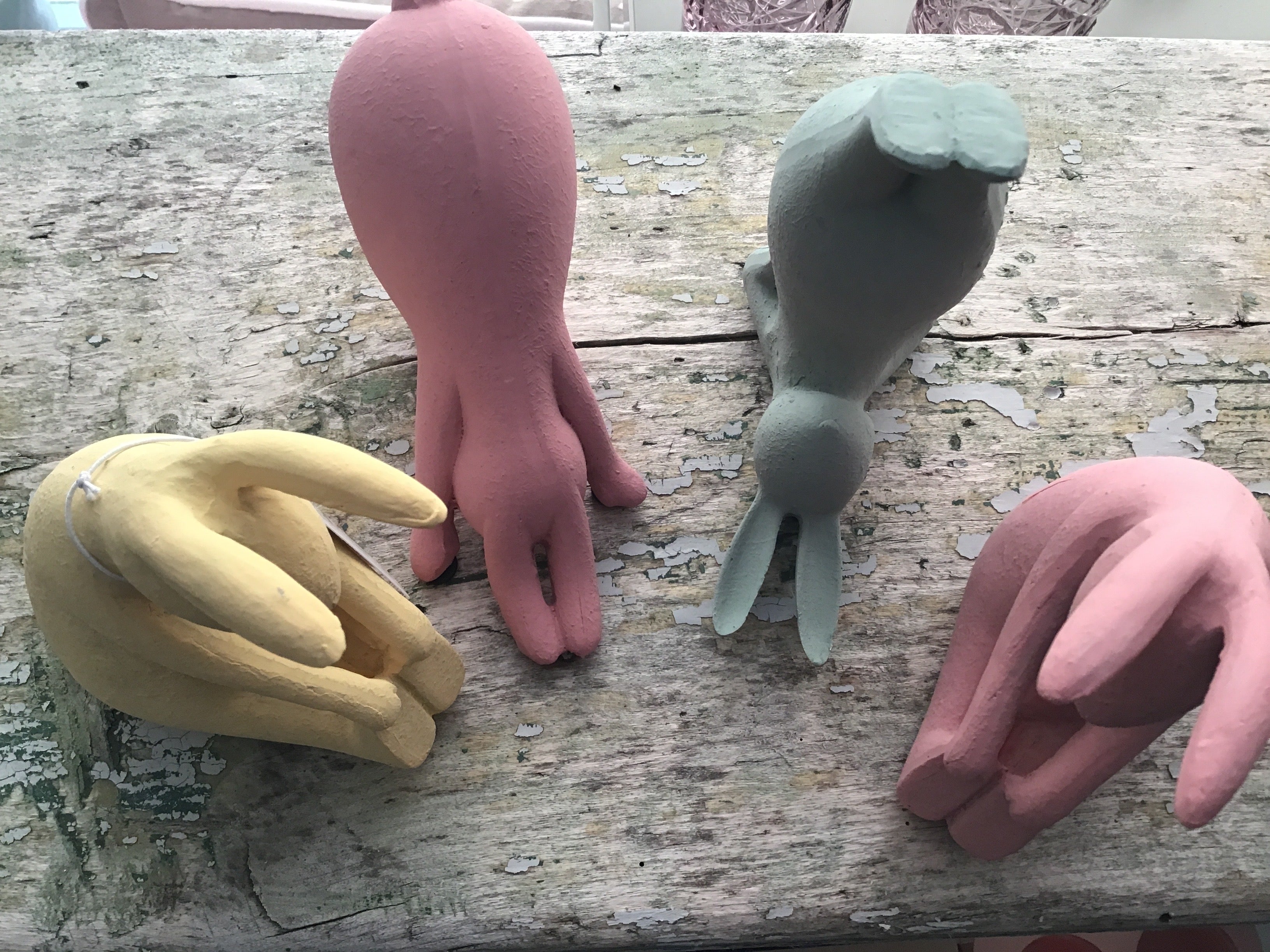 Pupu, joogaava ( jalat ylhäällä), pinkki