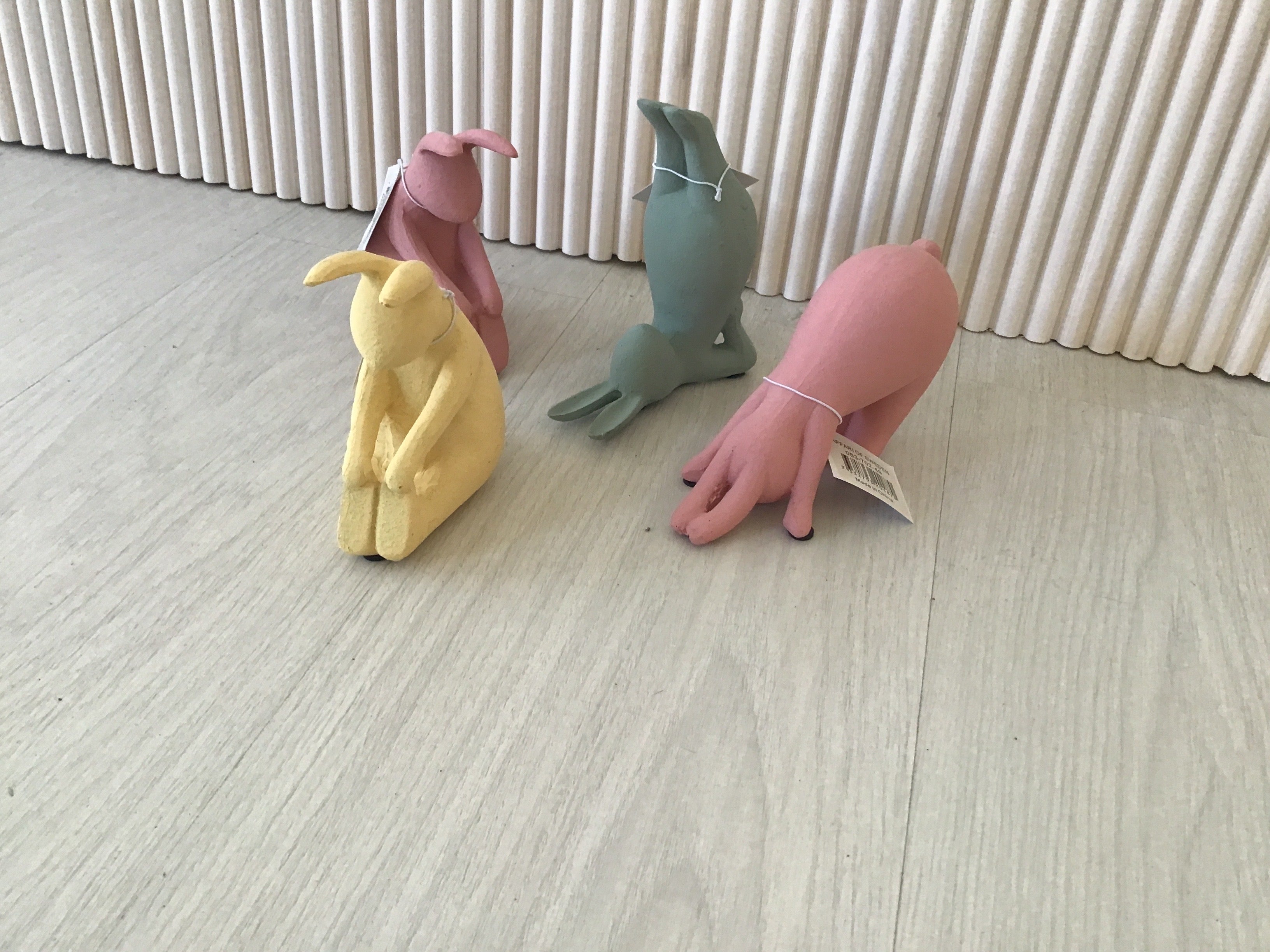 Pupu, joogaava ( jalat ylhäällä), pinkki