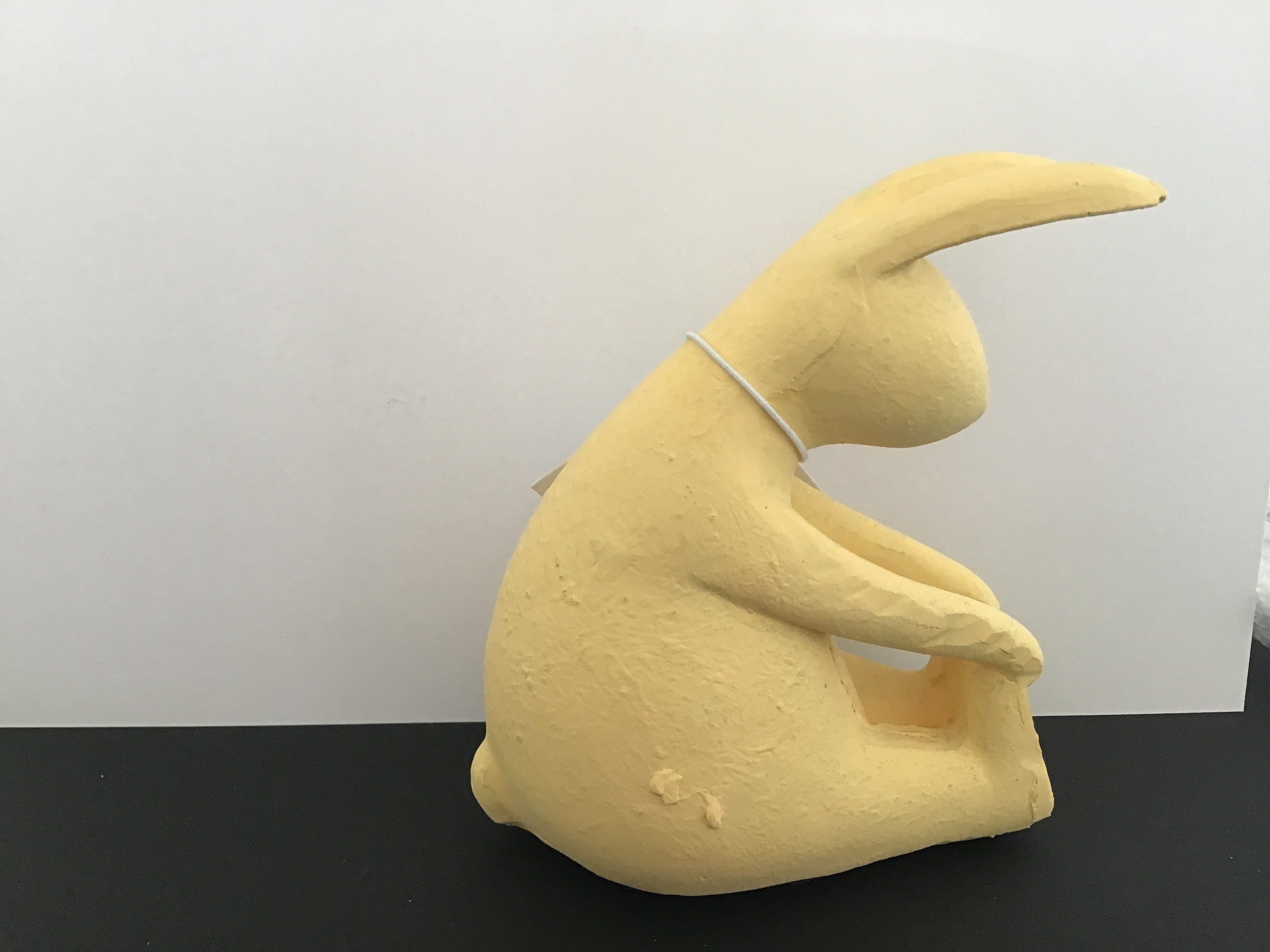 Pupu istuva, keltainen.