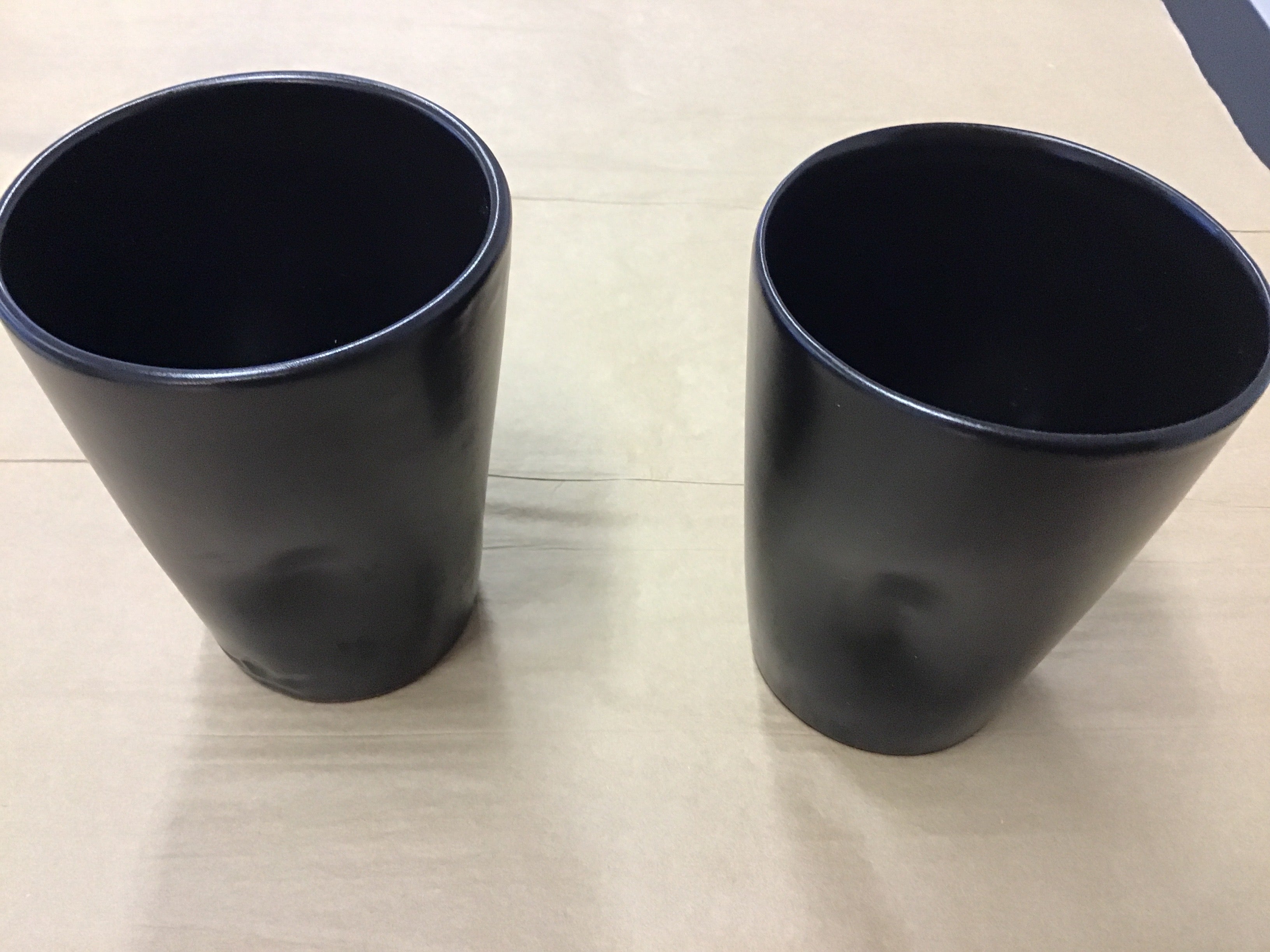 Keraaminen muki, musta