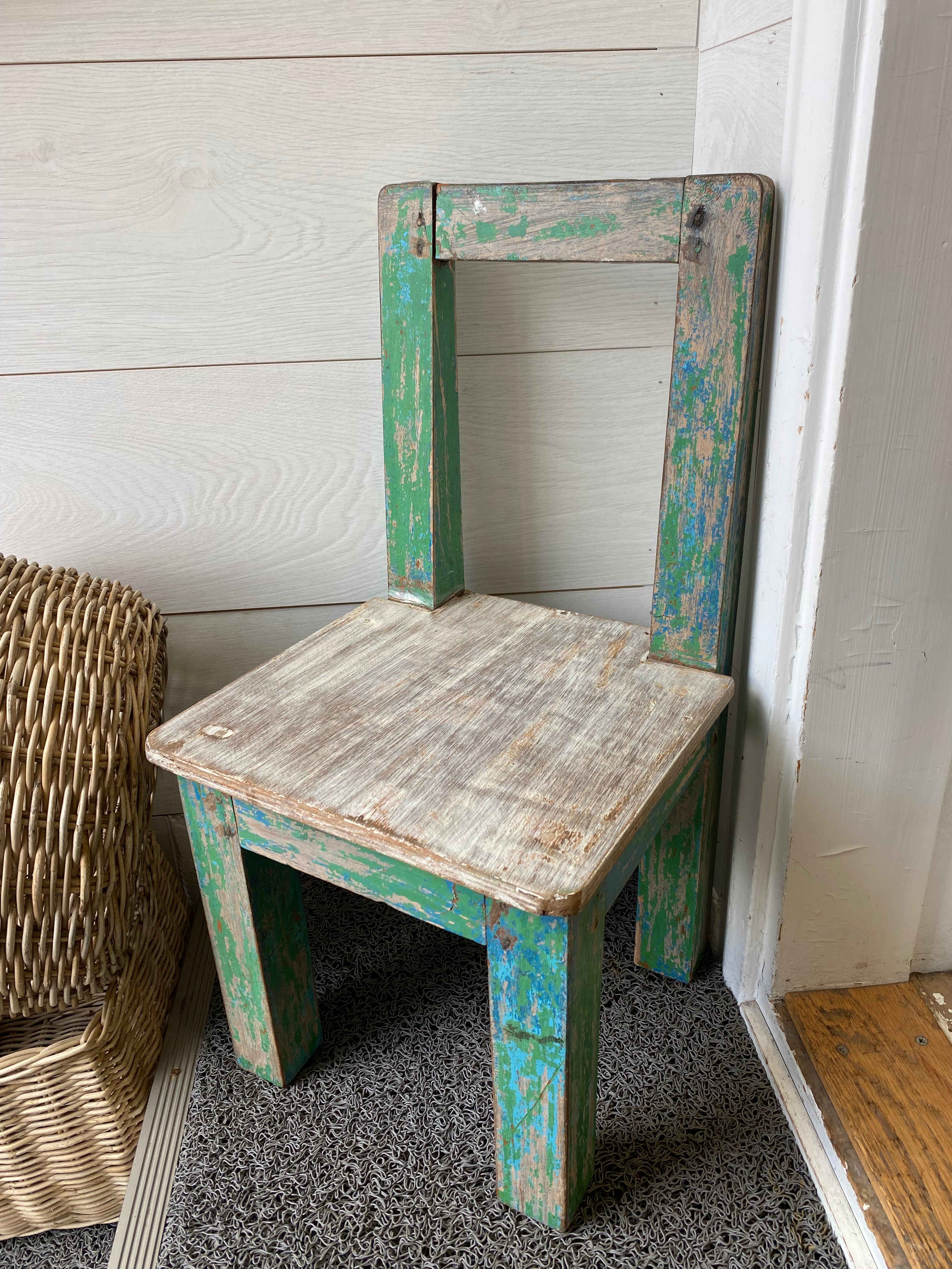 Puinen vanhaksi käaitelty tuoli