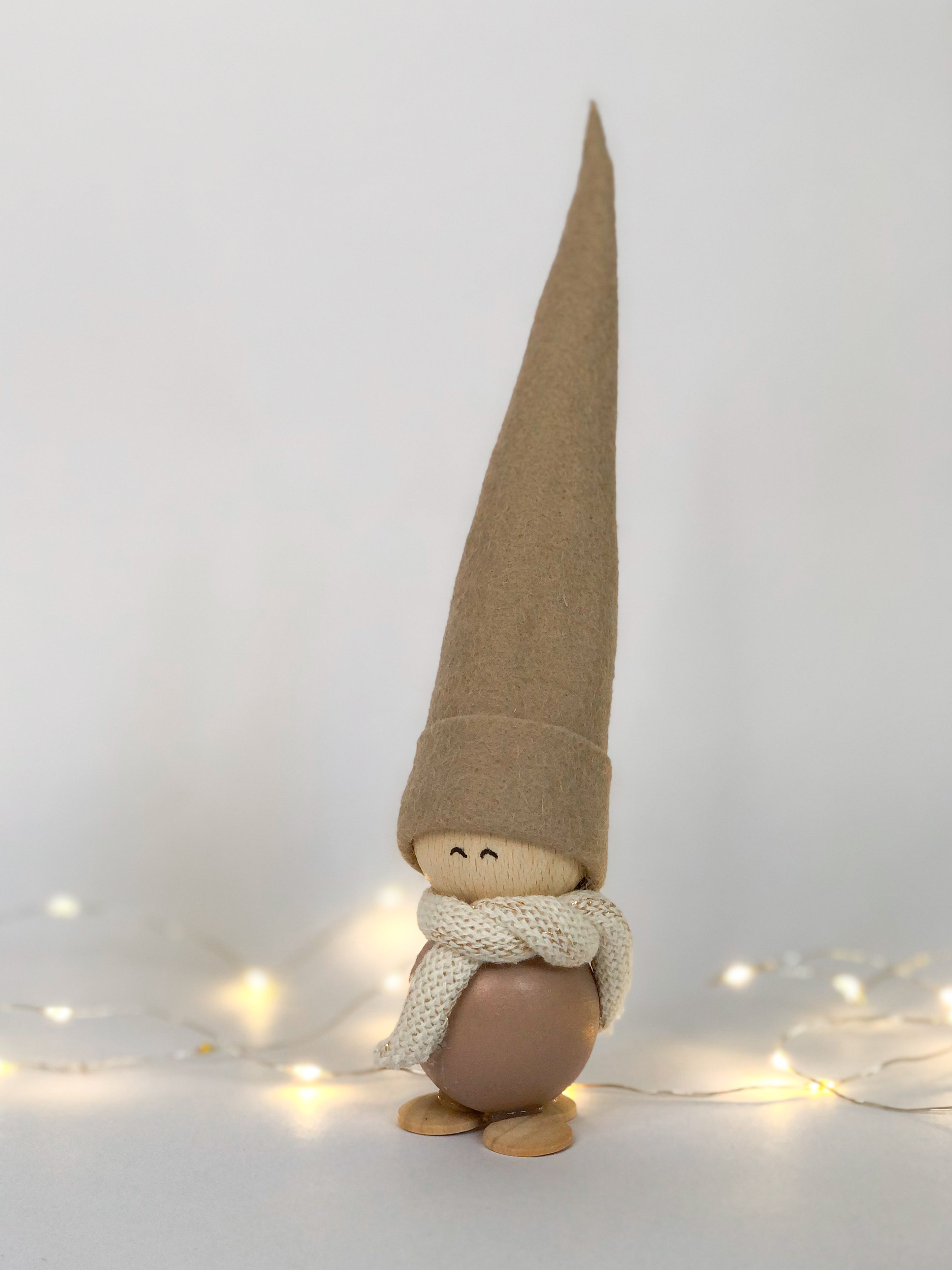 Tonttu hahmot punainen ja beige
