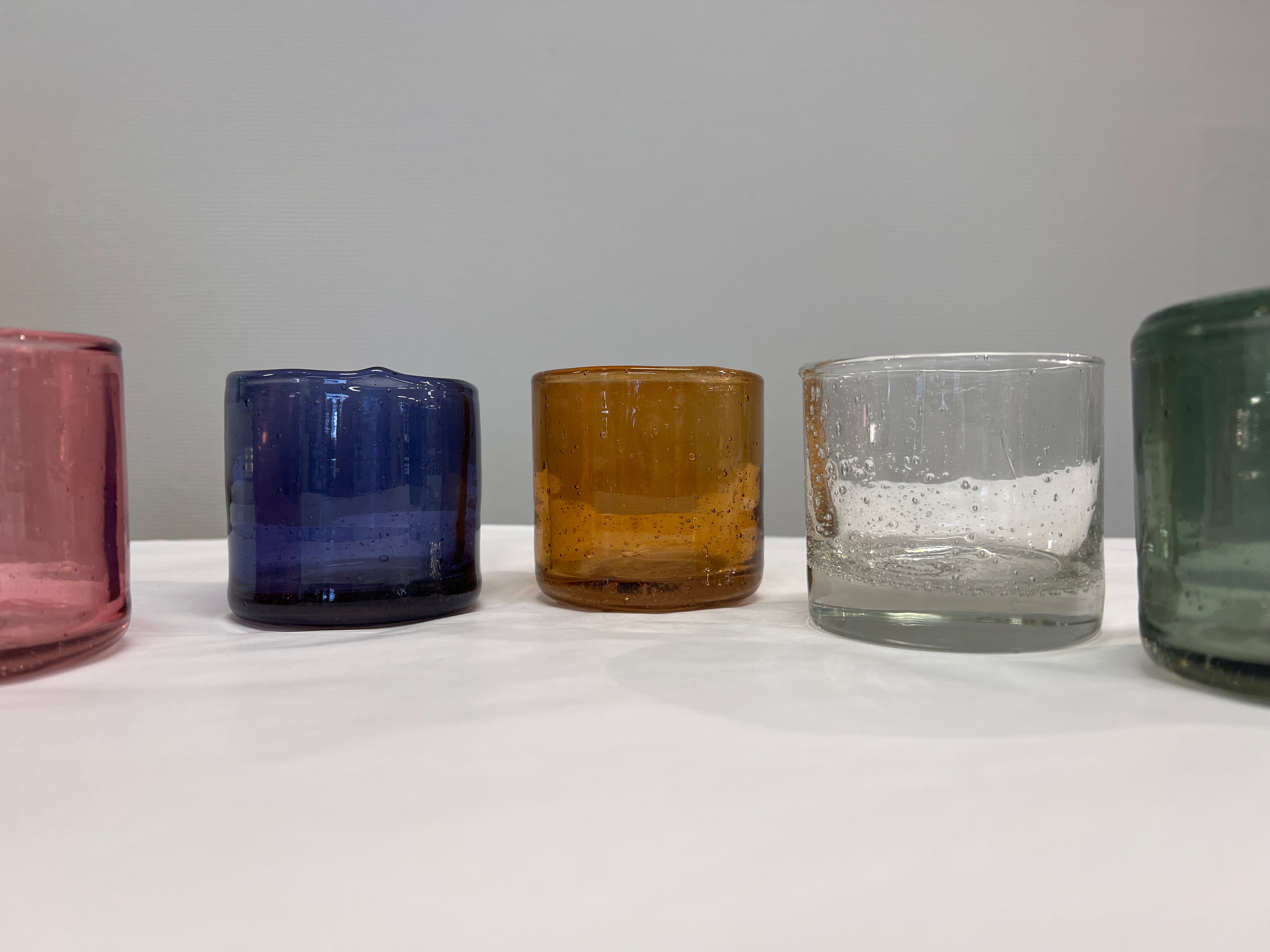 Värilliset ja kirkas tuikkulyhty kuplakuvioilla 2 eri kokoa