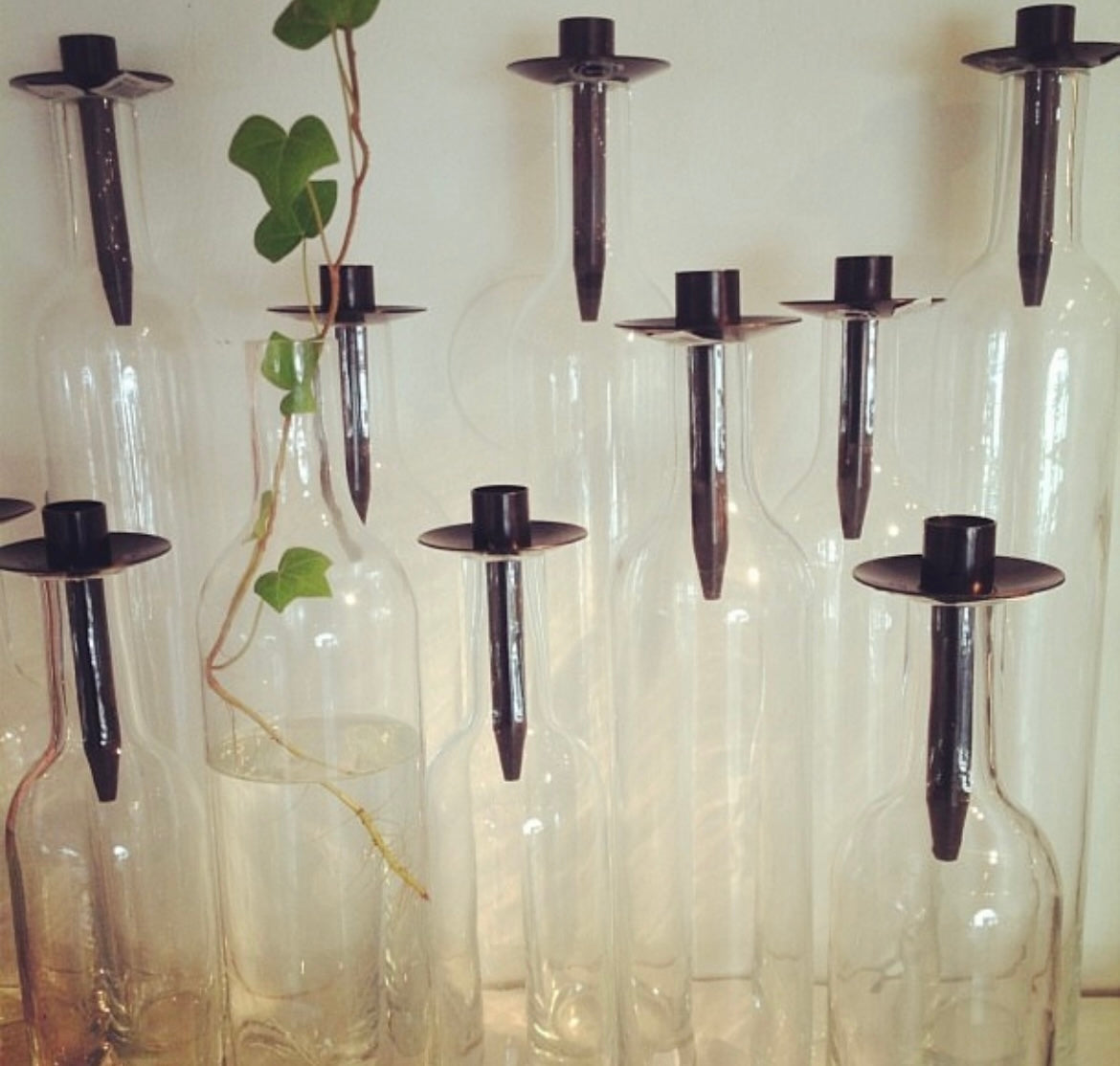 Metallinen kynttilänjalka pulloon, erilaisia