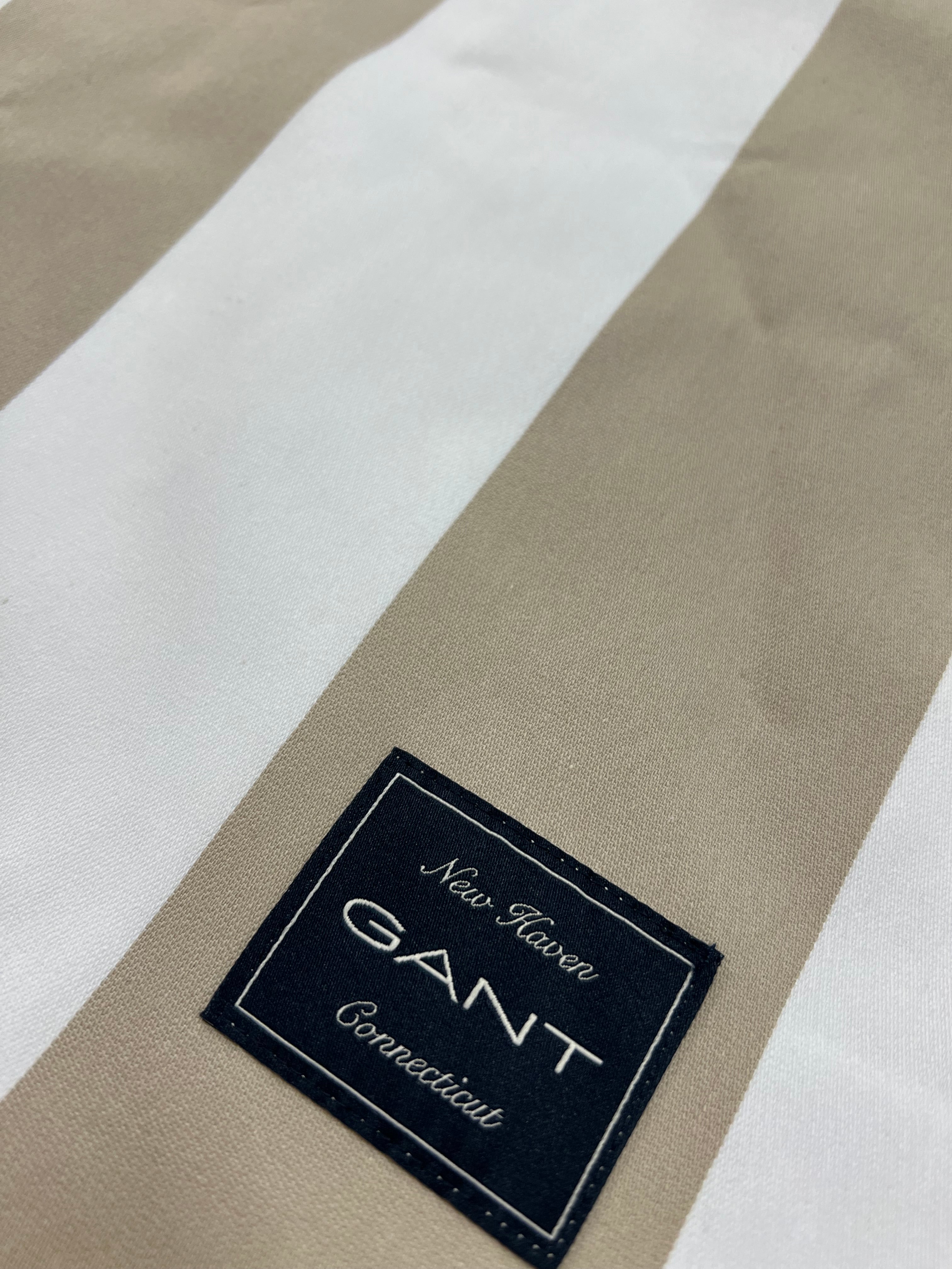 Yacht Stripe - merellinen raidallinen tyynyn päällinen beige ja t.sin.