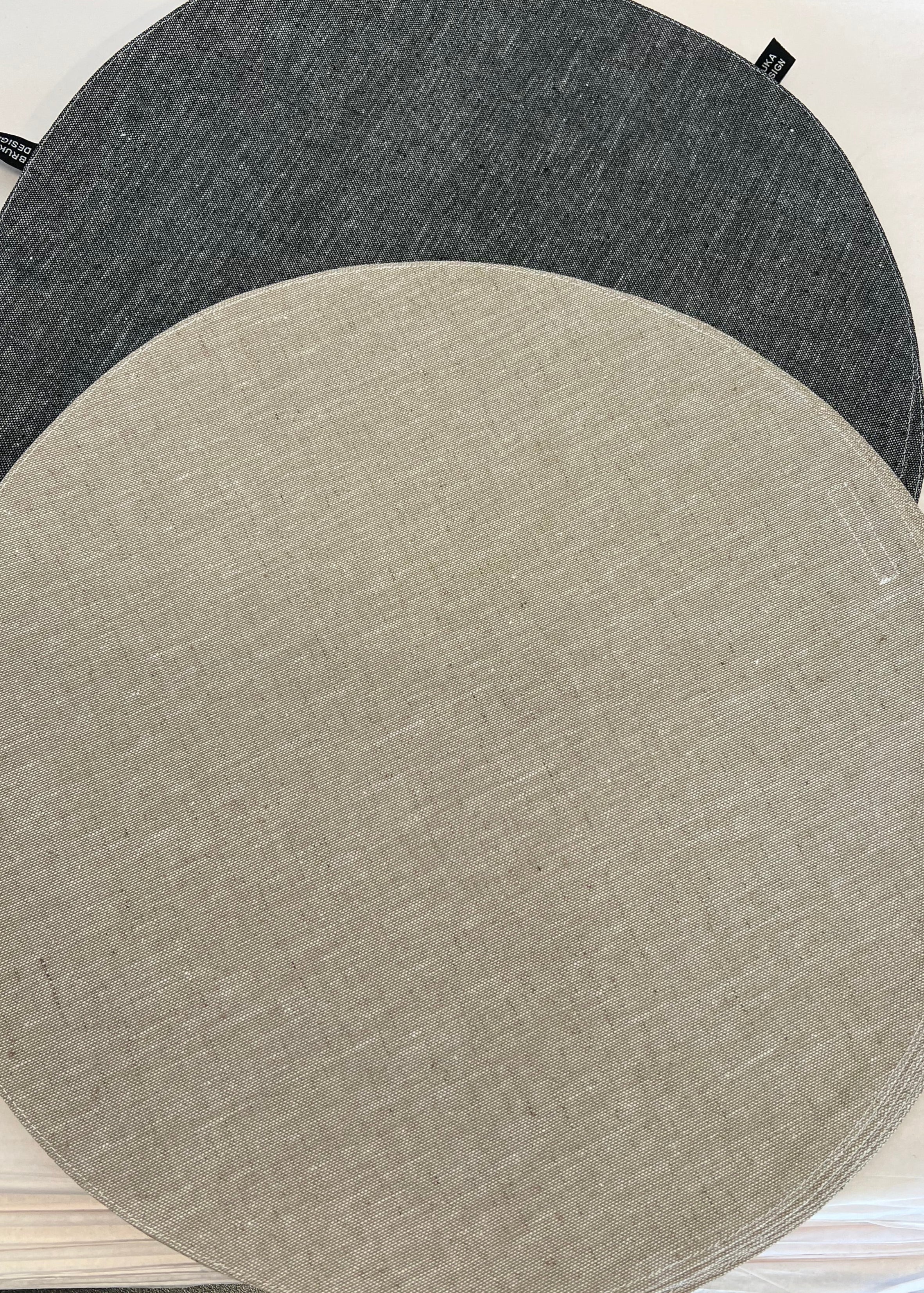Tabletti ruokapöydälle pyöreä meleerattu musta tai beige