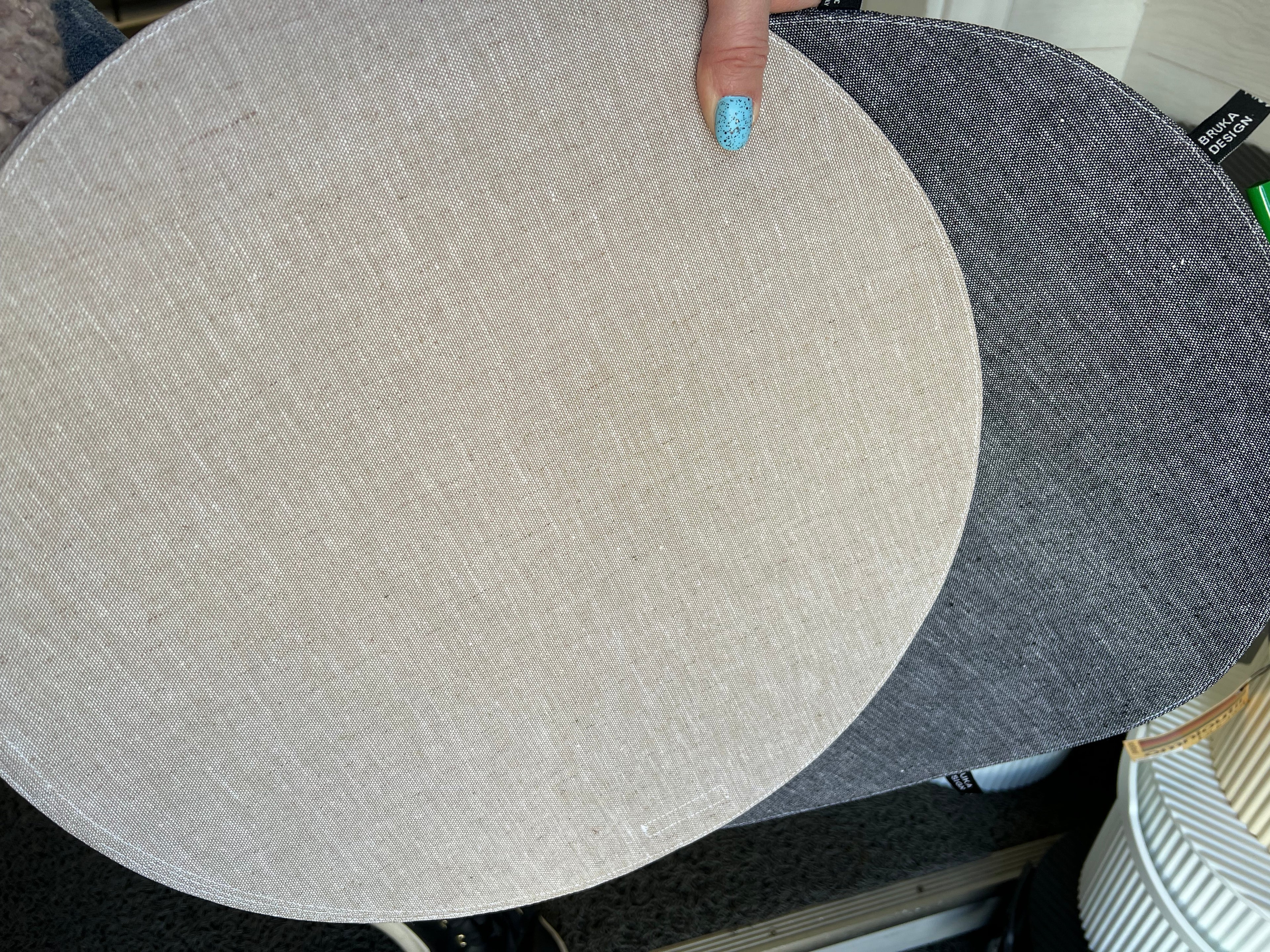 Tabletti ruokapöydälle pyöreä meleerattu musta tai beige