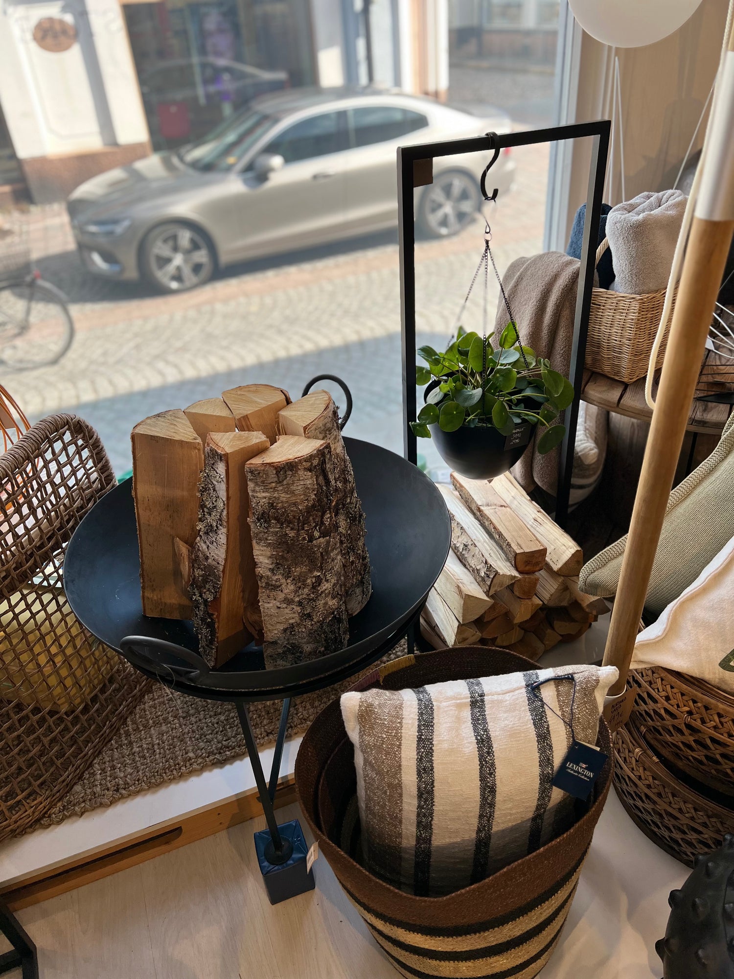 Musta halkoteline (tai naulakko) korkea ja matalampi