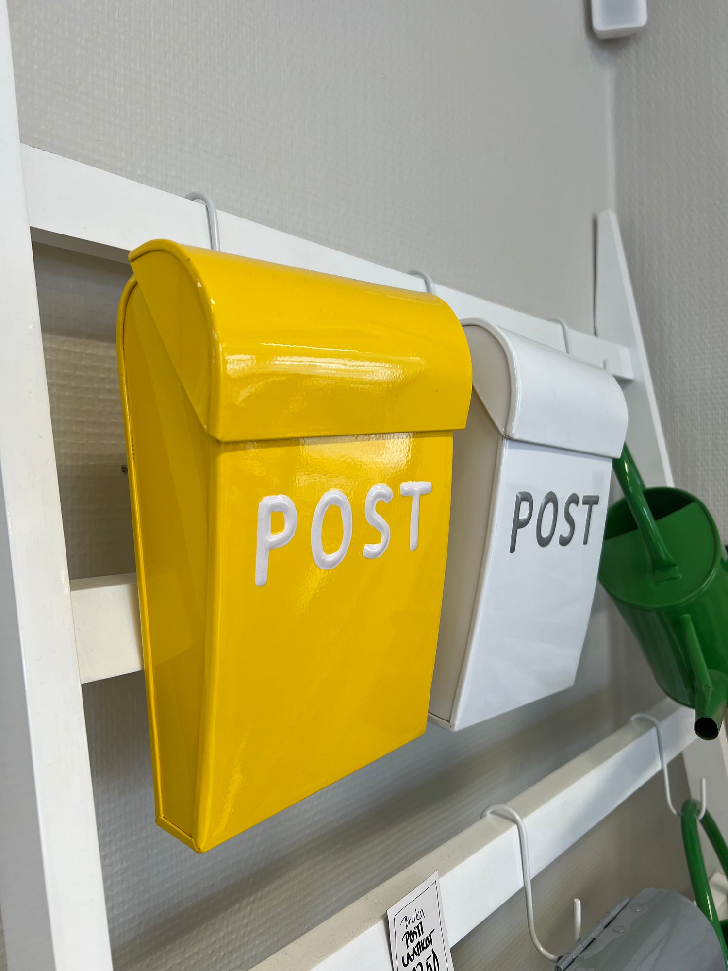 POST-postilaatikko pieni, keltainen tai valkoinen väreinä