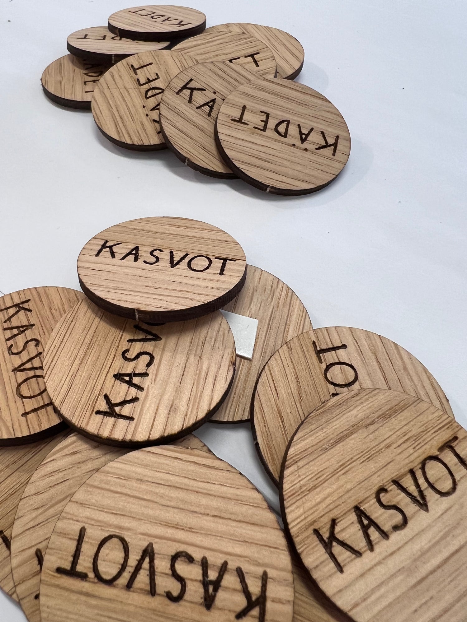 Pyyhekyltit tarrakiinnitys KASVOT, VIERAAT