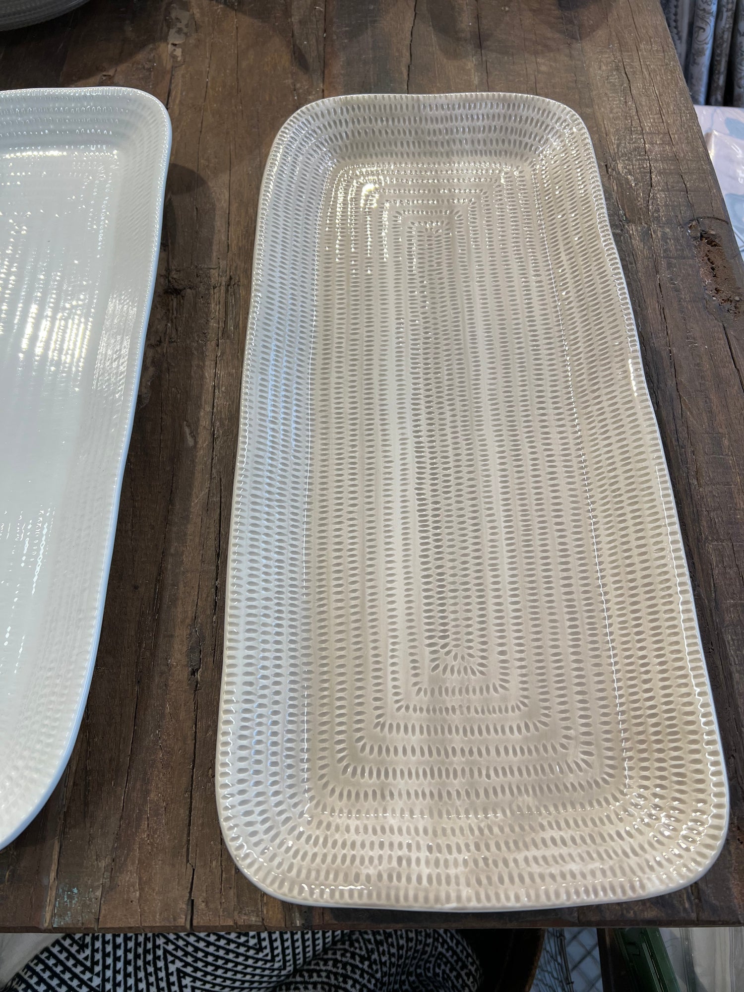 Rice-sarjan tarjoilulautanen iso valkoinen tai kaura (beige)