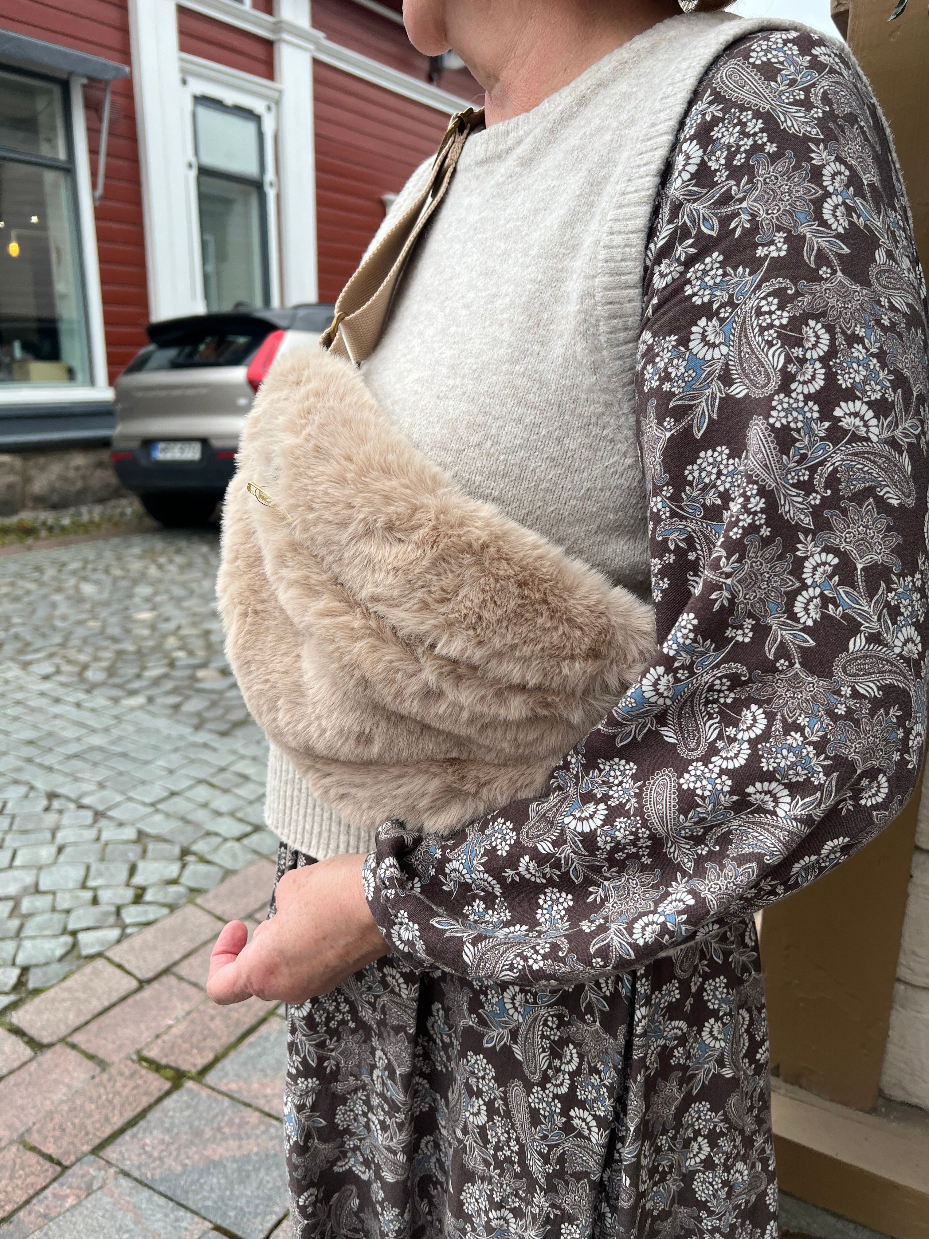 Banana bag, vyölaukku tekoturkista eri värejä