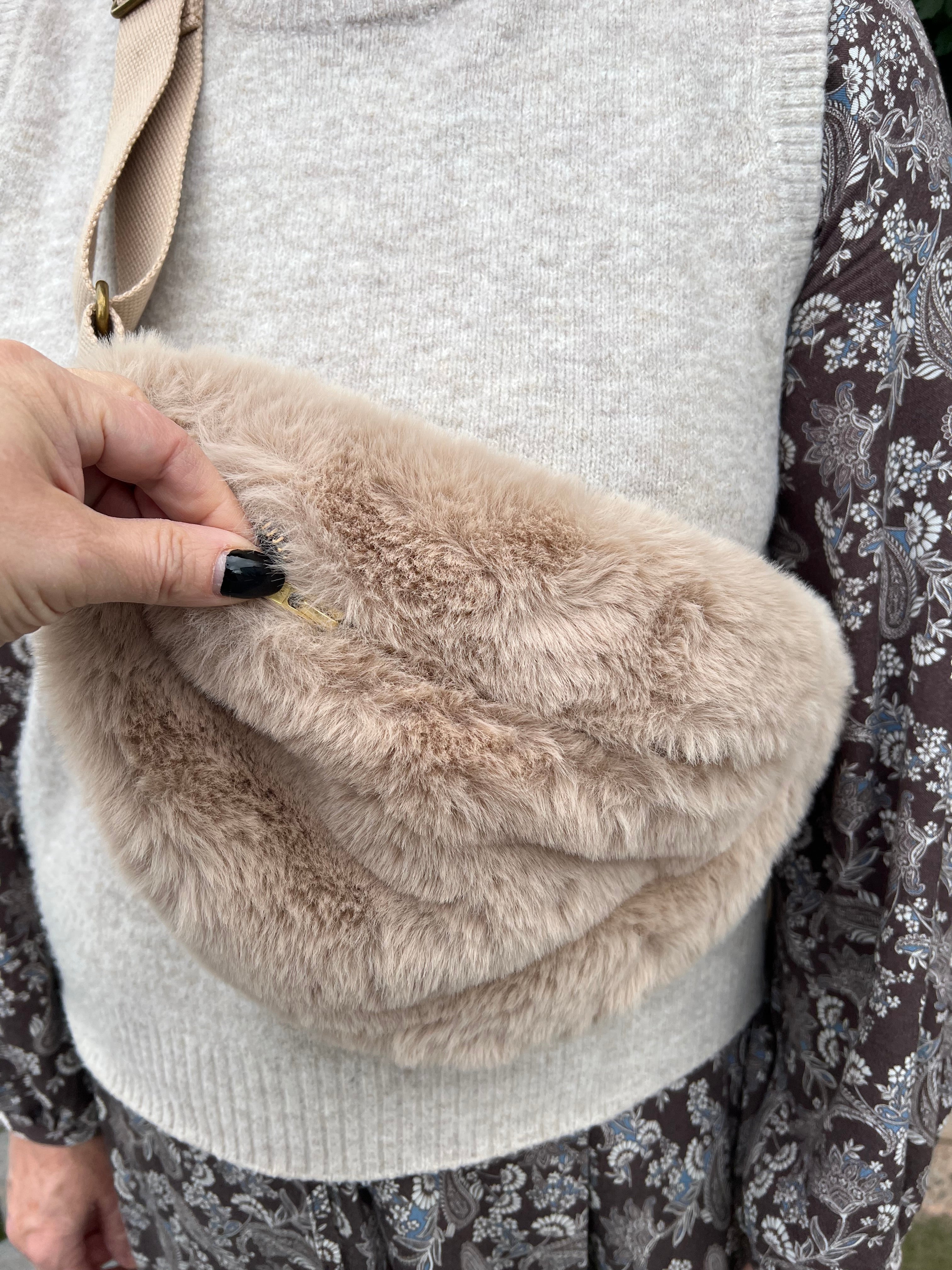 Tekoturkisvyölaukku Banana bag taupe, 32x15 cm