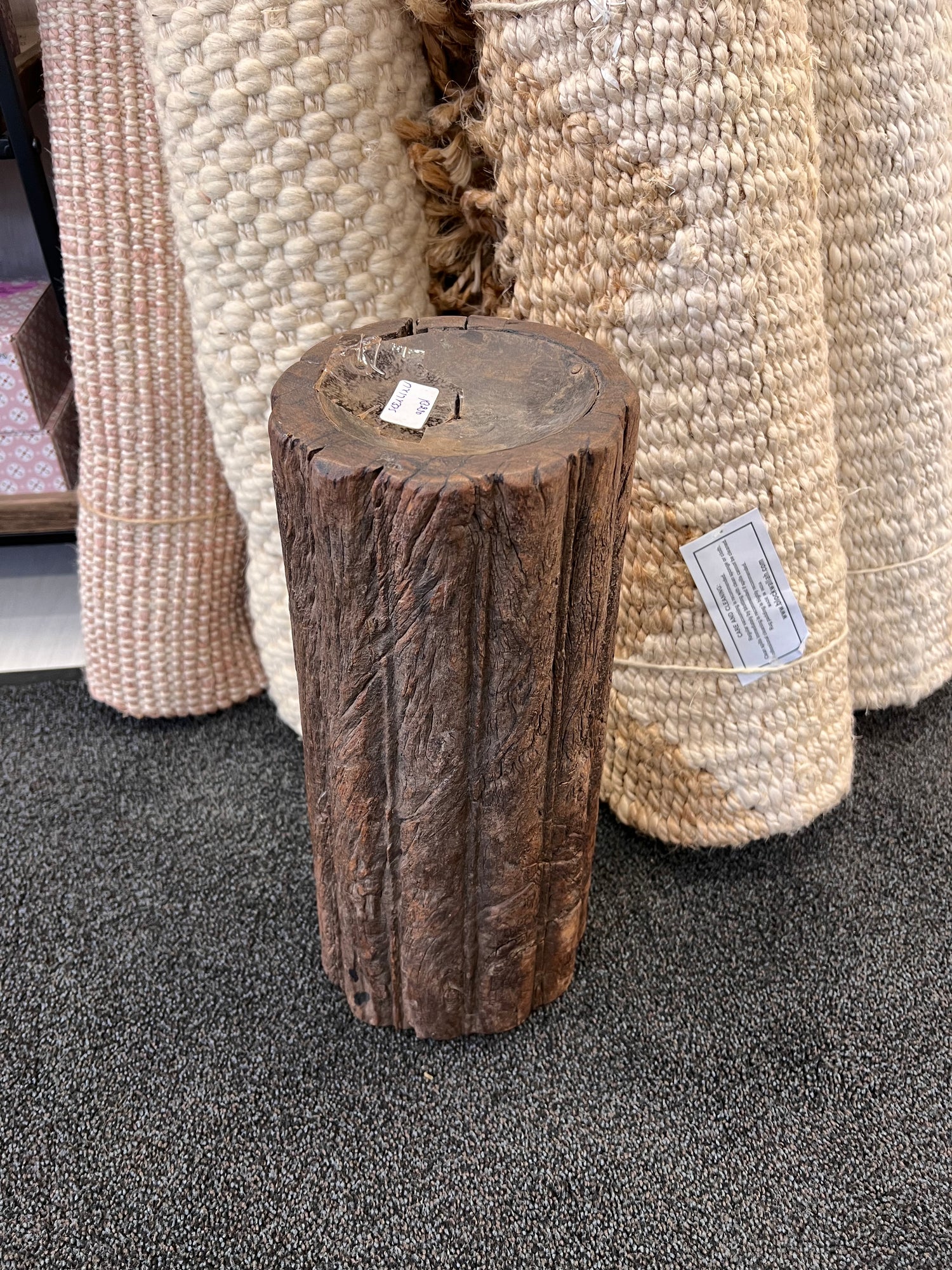 Puinen kynttilänjalka palatsien vanhoista puupylväistä