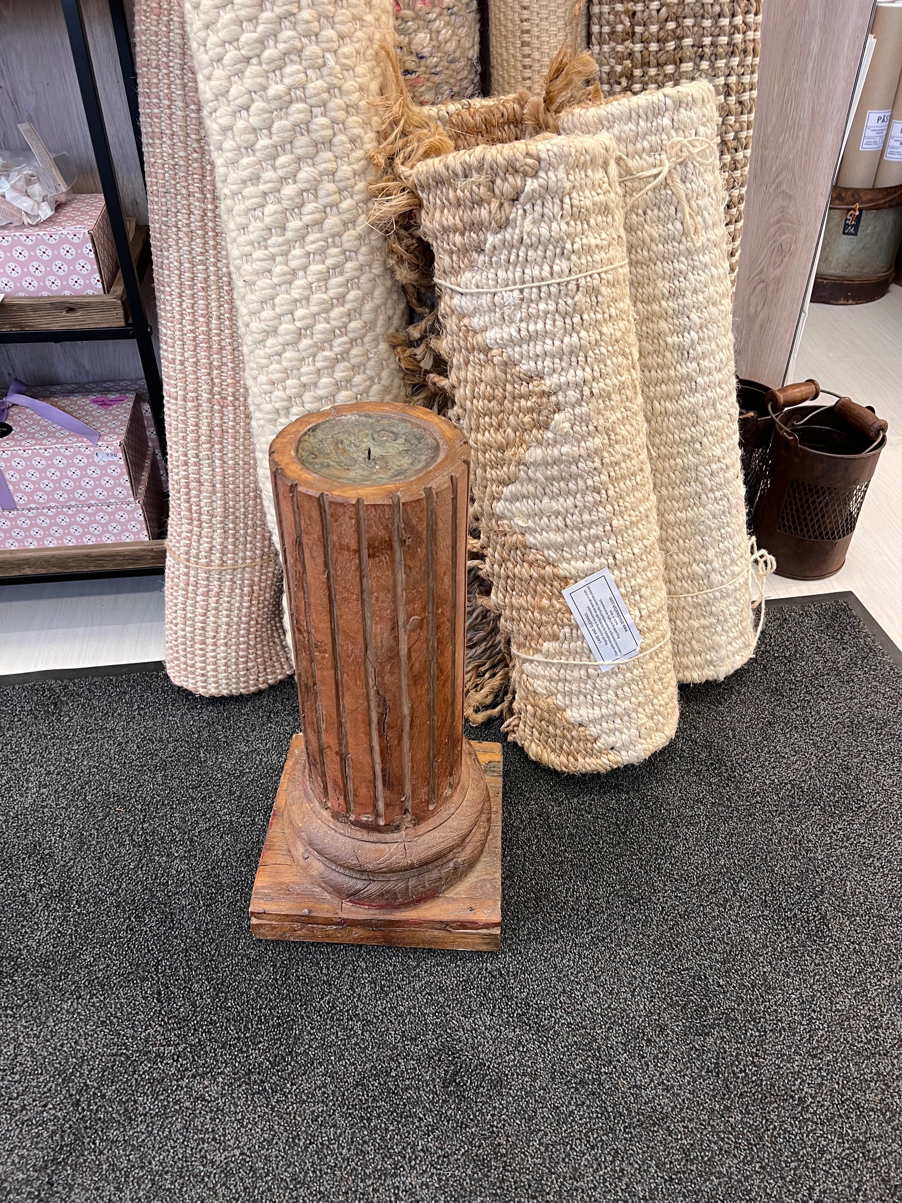 Puinen kynttilänjalka palatsien vanhoista puupylväistä