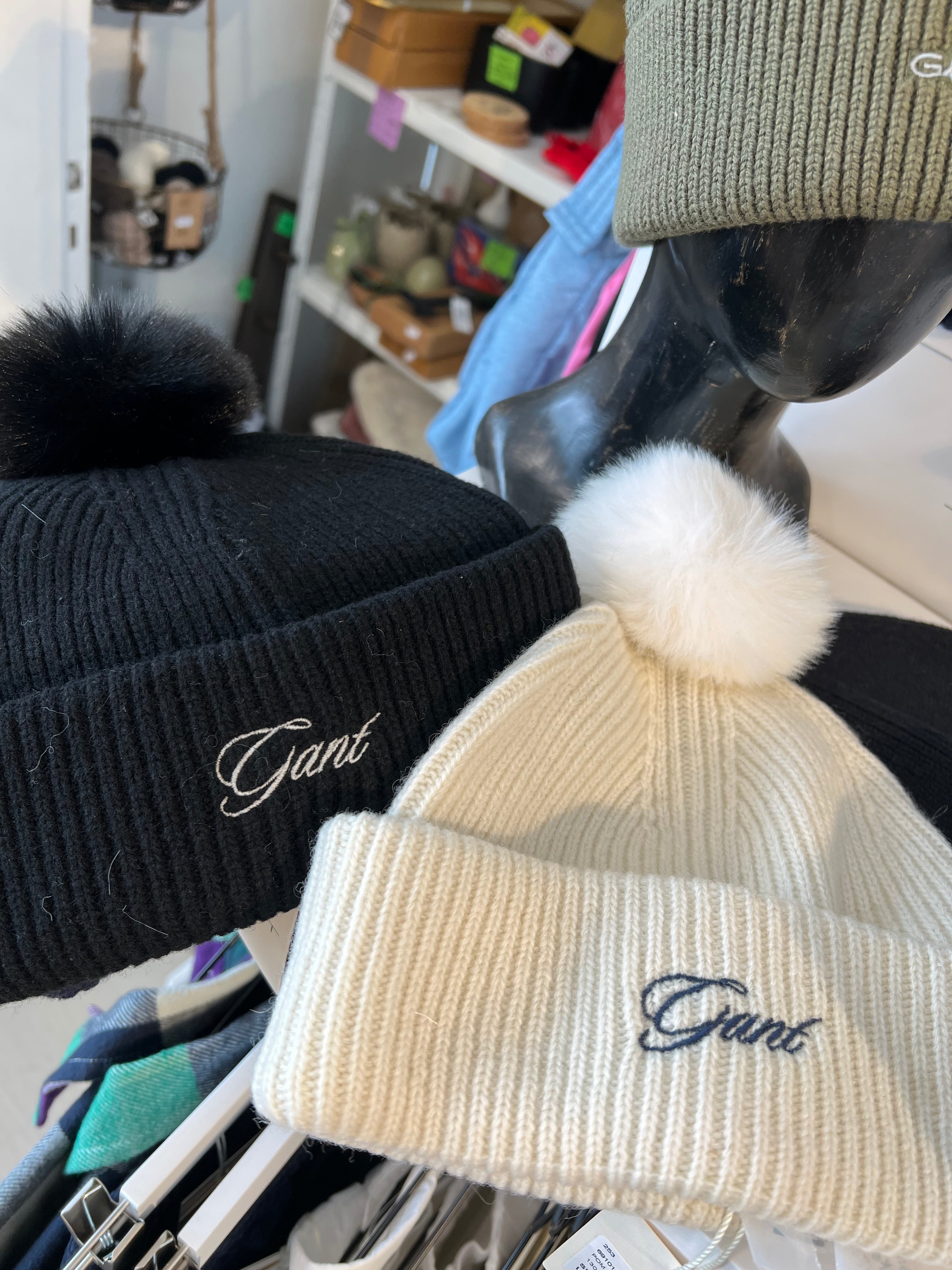 Tupsupipo vaalea Gant-brodeerauksella