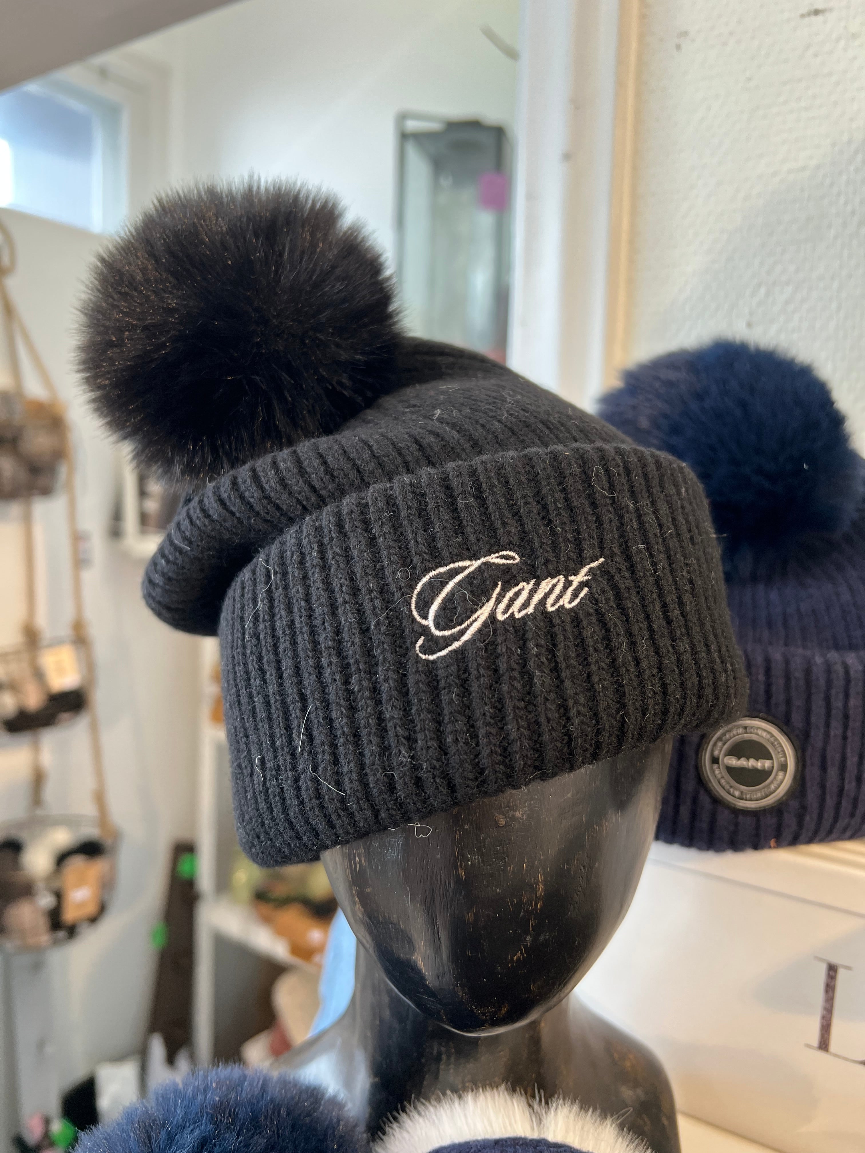 Tupsupipo vaalea Gant-brodeerauksella