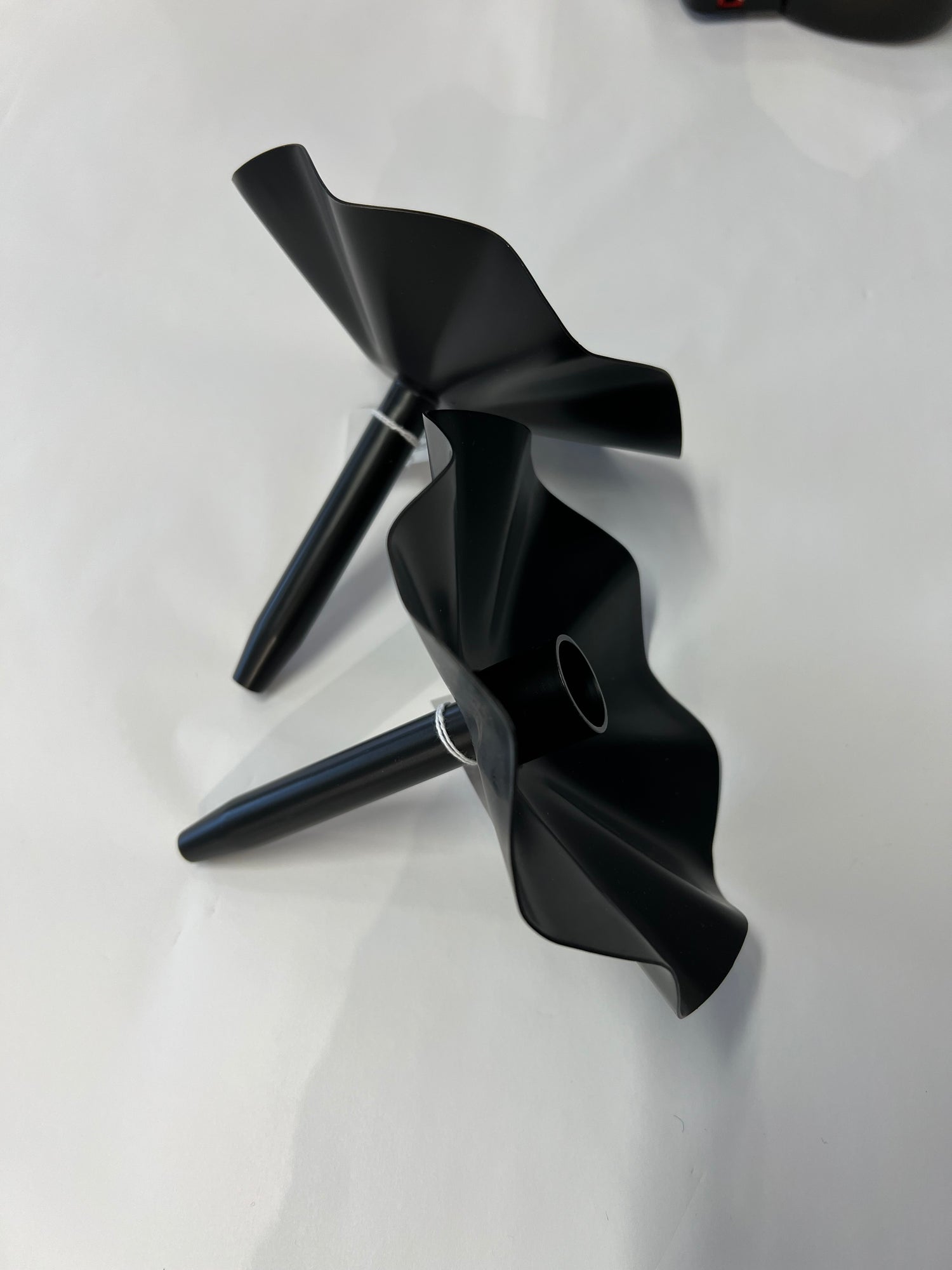 Metallinen kynttilänjalka pulloon, erilaisia