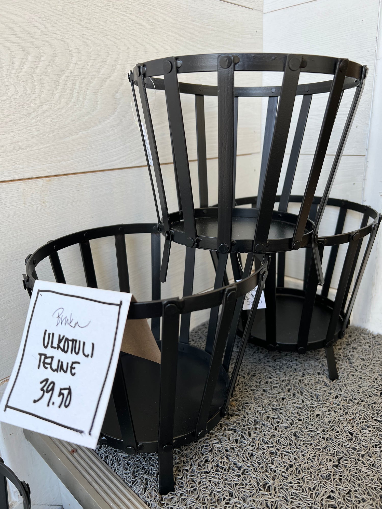 Ulkotulelle teline metallia