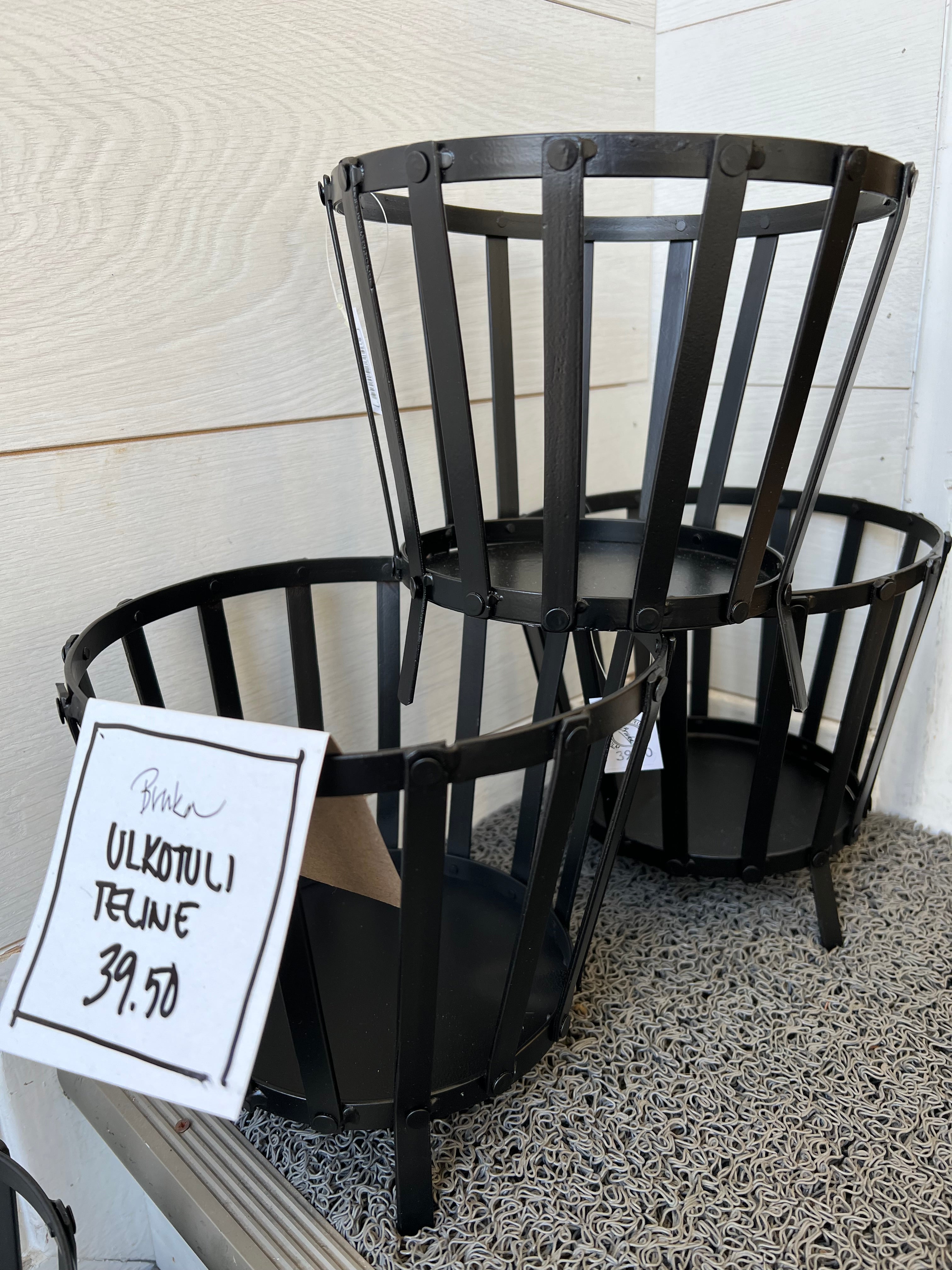 Ulkotulelle teline metallia