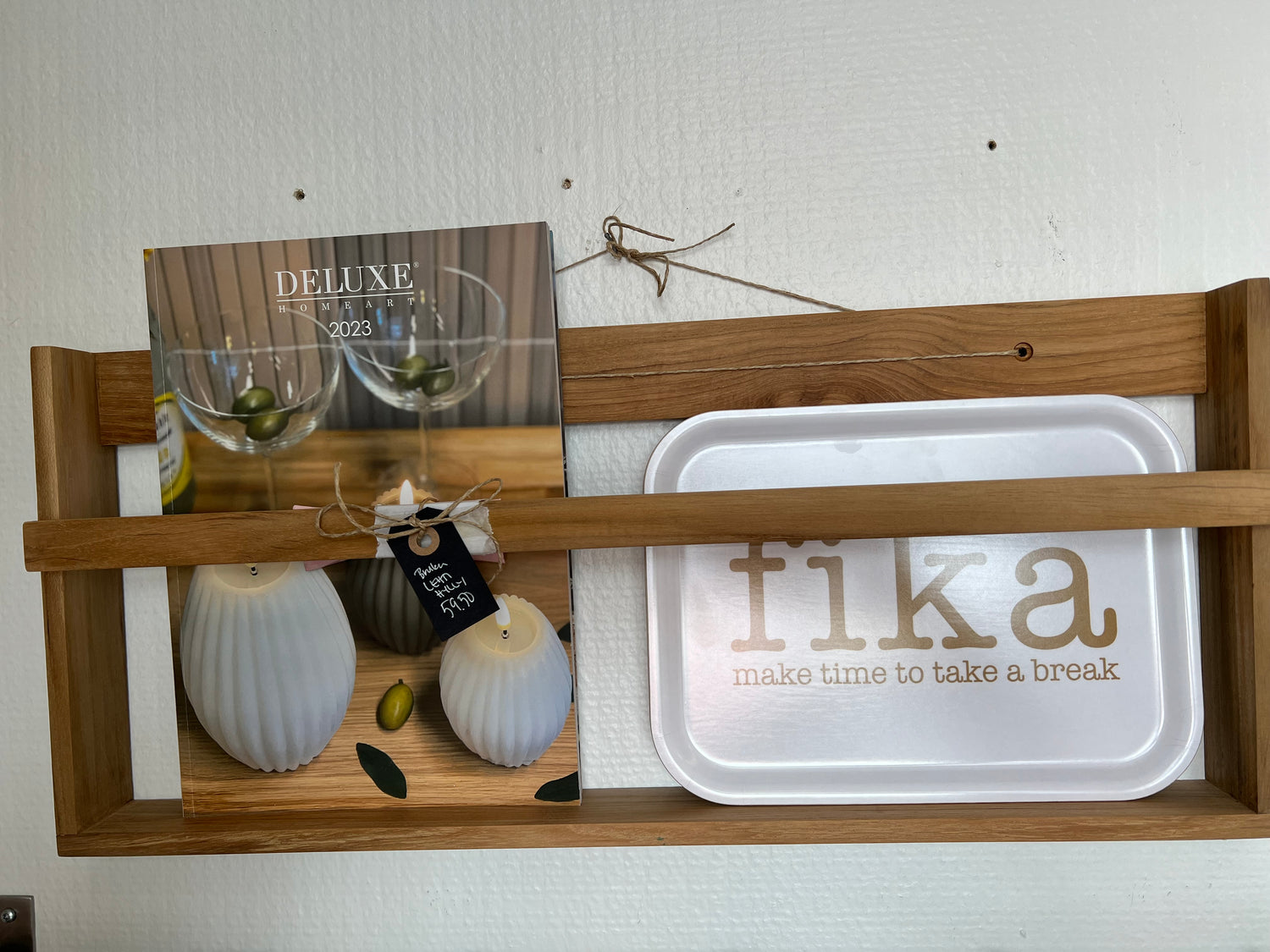 Lehtiteline tiikkiä seinälle