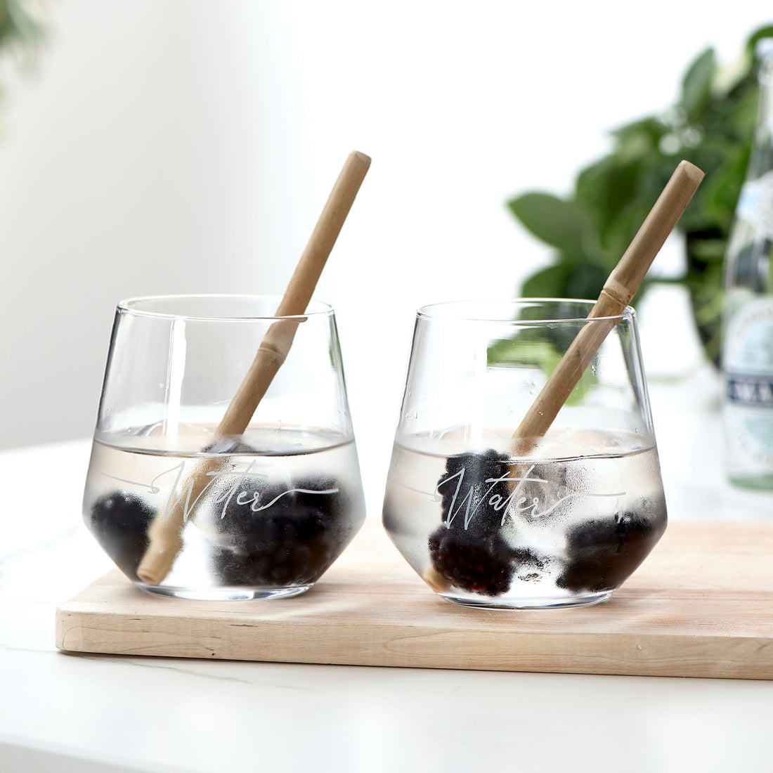 Vesilasi 2 kpl pakkauksessa tekstillä "water"