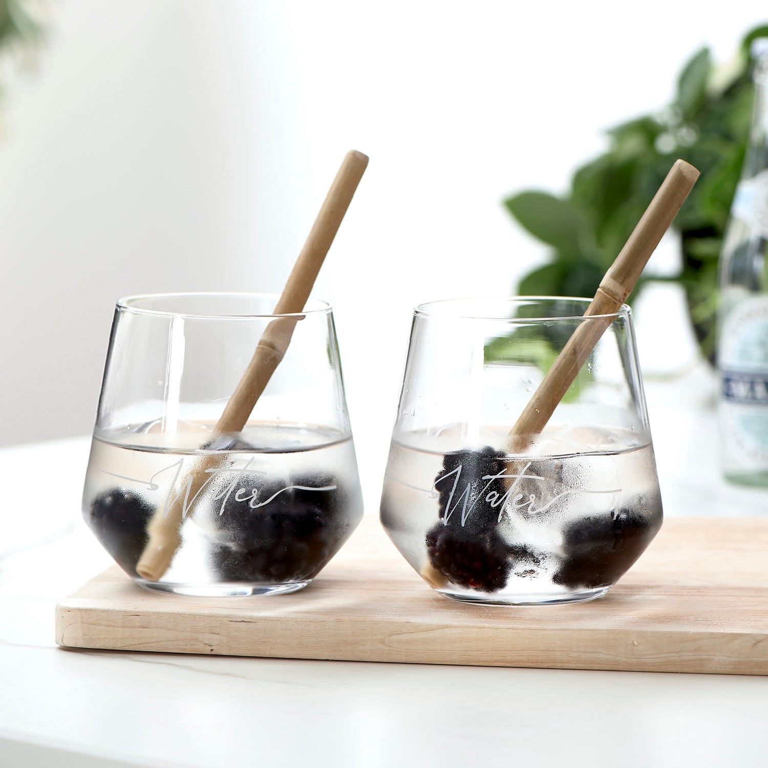 Vesilasi 2 kpl pakkauksessa tekstillä "water"