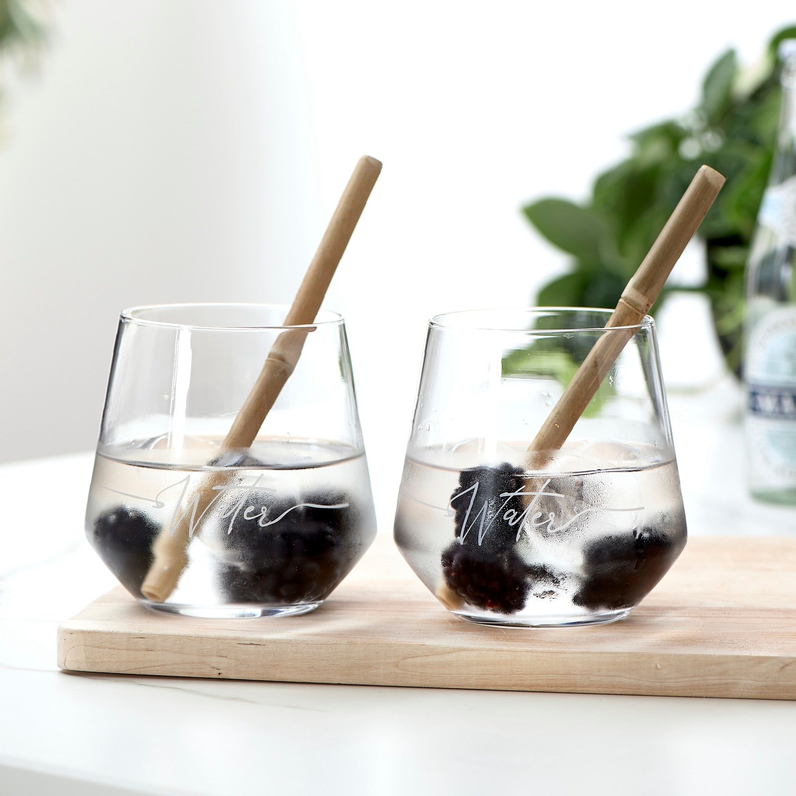 Vesilasi 2 kpl pakkauksessa tekstillä "water"