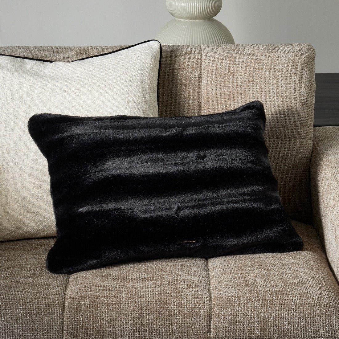 Maeve tekoturkistyynynpäällinen
