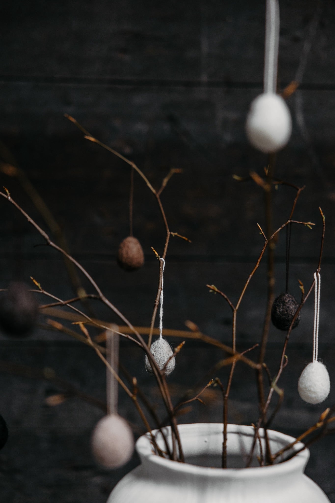 Ullås - huovasta tehty roikkuva munakoriste musta