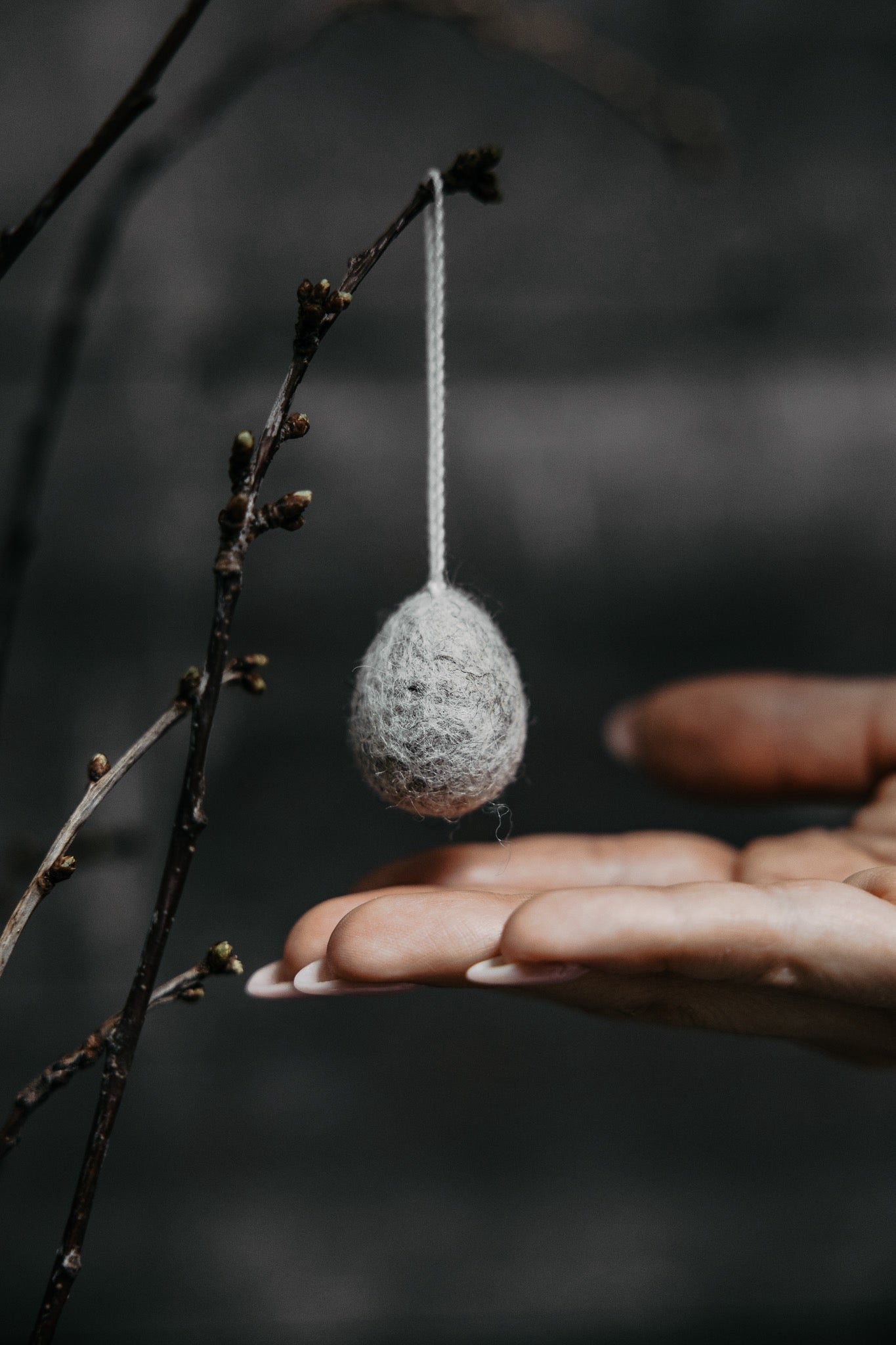 Ullås - huovasta tehty roikkuva munakoriste musta