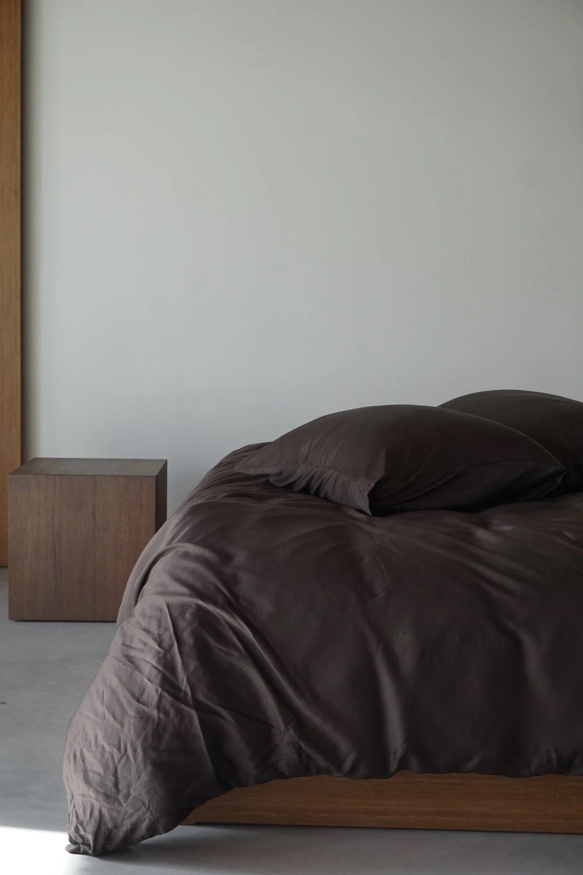 Satiinintuntuinen pussilakana- ja tyynyliinasetti 100 % bambua eri väreissä