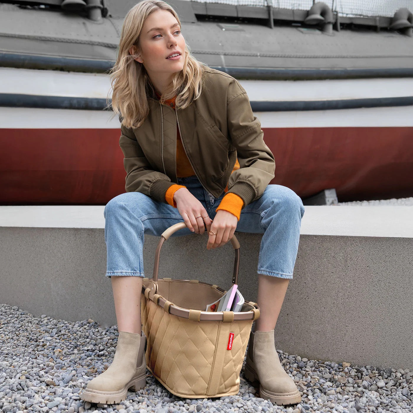 Ostoskori inkiväärin värinen