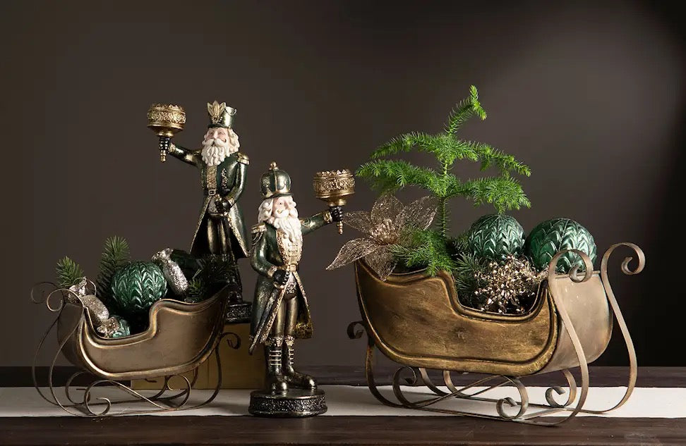 Kultaisesta läpinäkyvästä kankaasta valmistettu kaunis kukka, metalliklipsillä