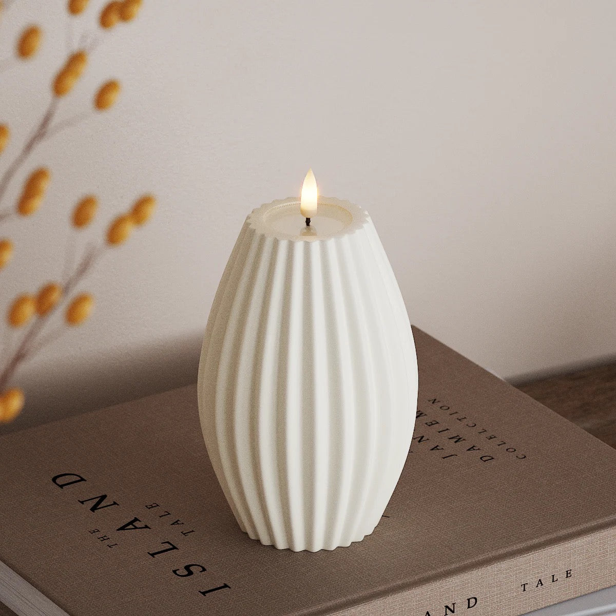 Uritettu LED-kynttilä 15 cm valkoinen tai hiekka
