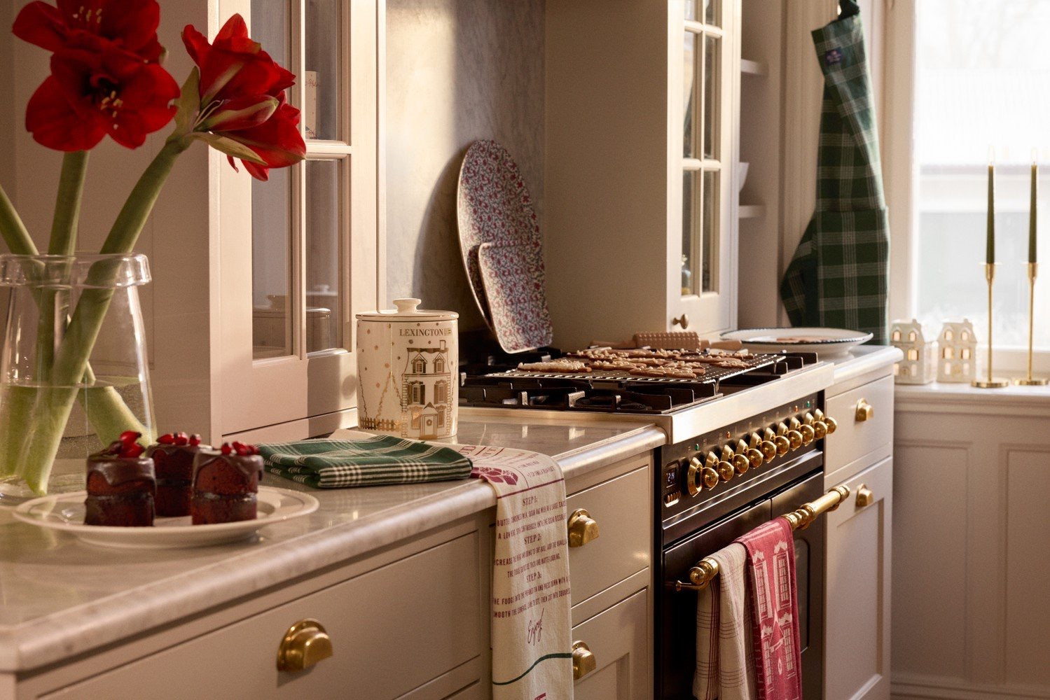 Talo-kuvioitu säilytysastia, posliinia