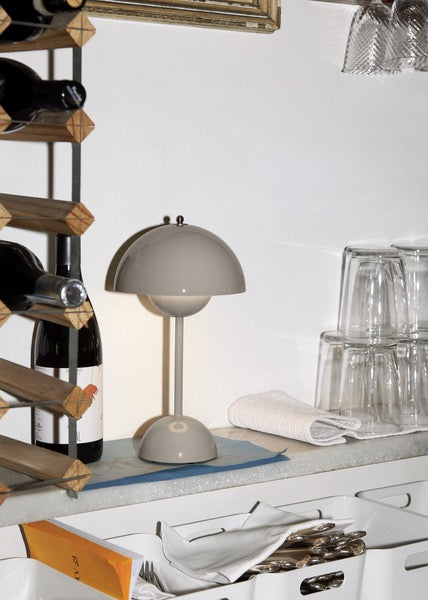 Flowerpot ladattava pöytävalaisin matta harmaa (grey beige)  VP9