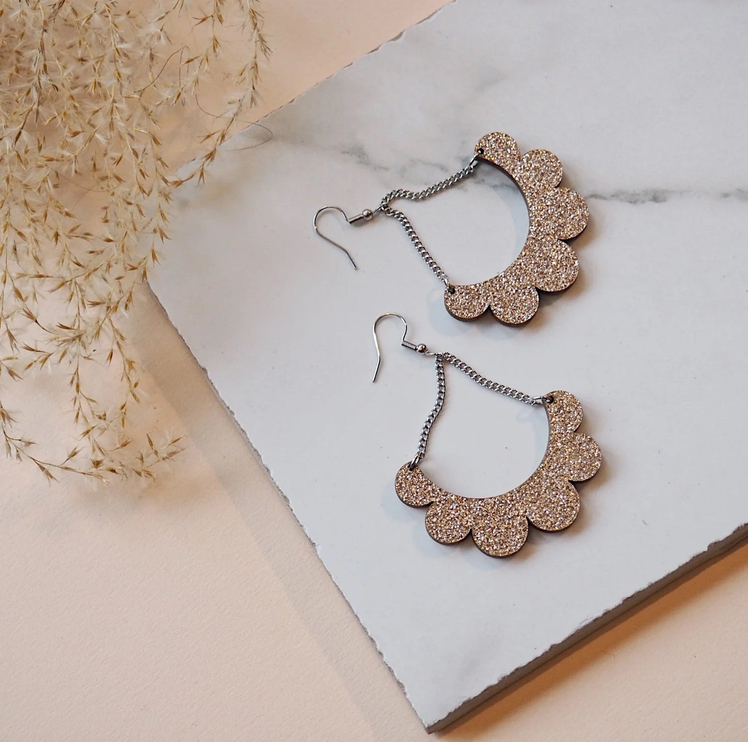 Kaarella iso useita värejä