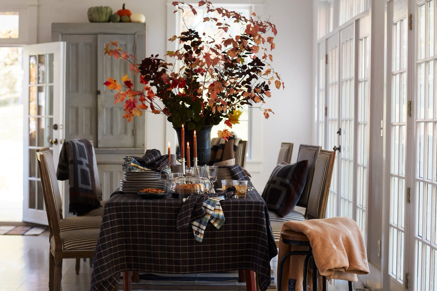 Tummansiniruudullinen pöytäliina puuvillapellavaa 150x350 cm