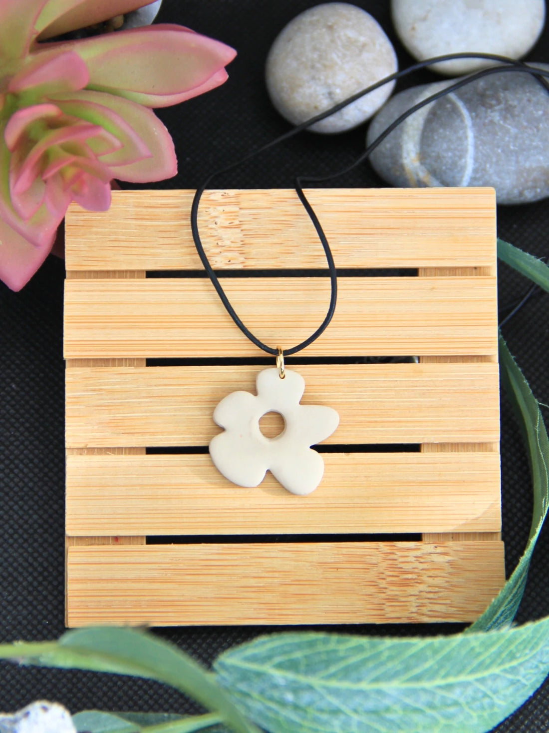 Pihlaja kaulakoru beige