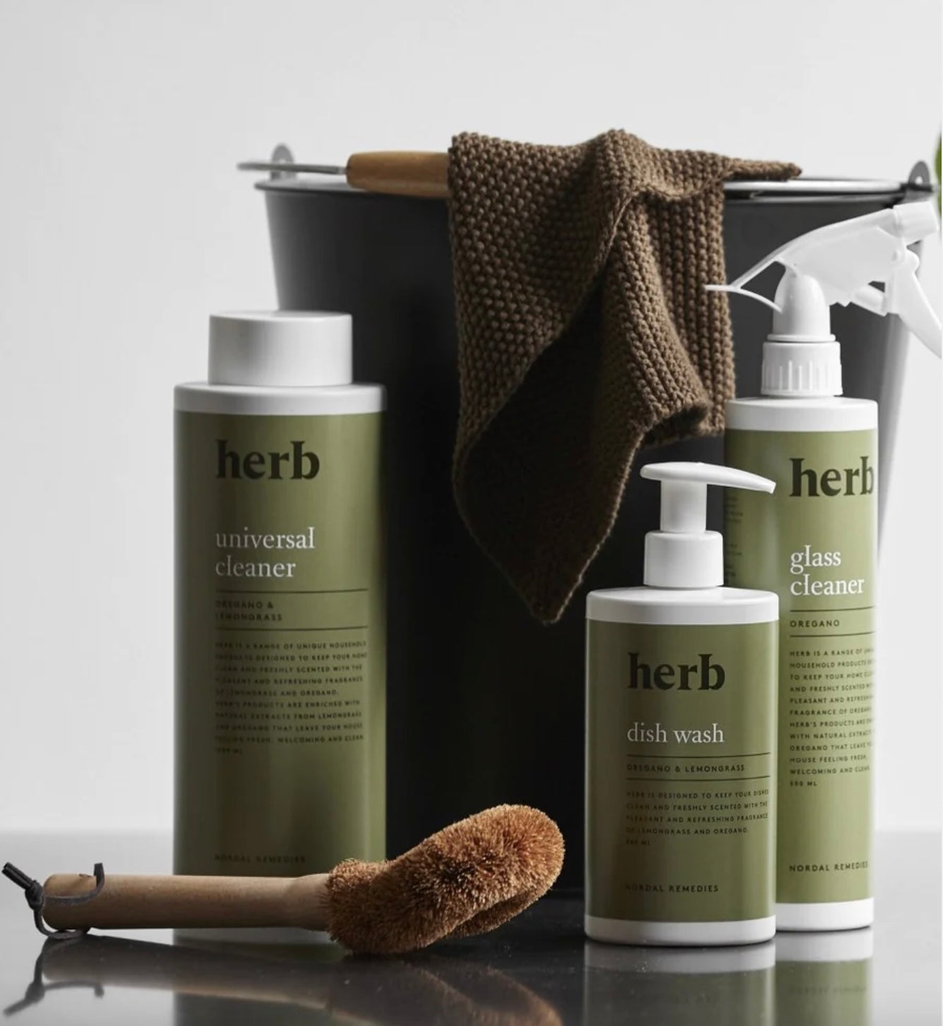 Merga Neulottu tiskiliina tummanruskea tai harmaa