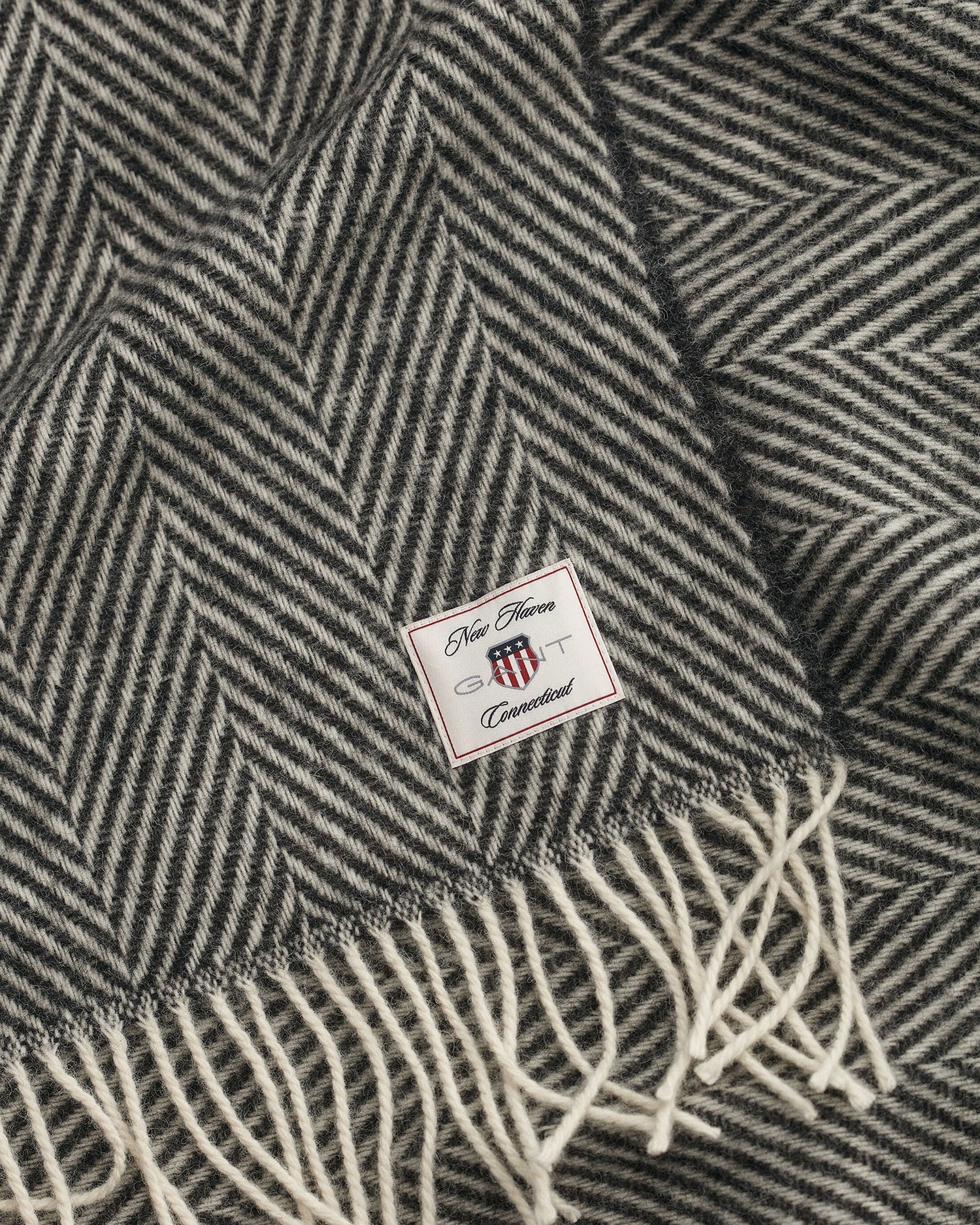 Kalanruotokuvioinen villainen torkkupeitto, useassa eri värissä