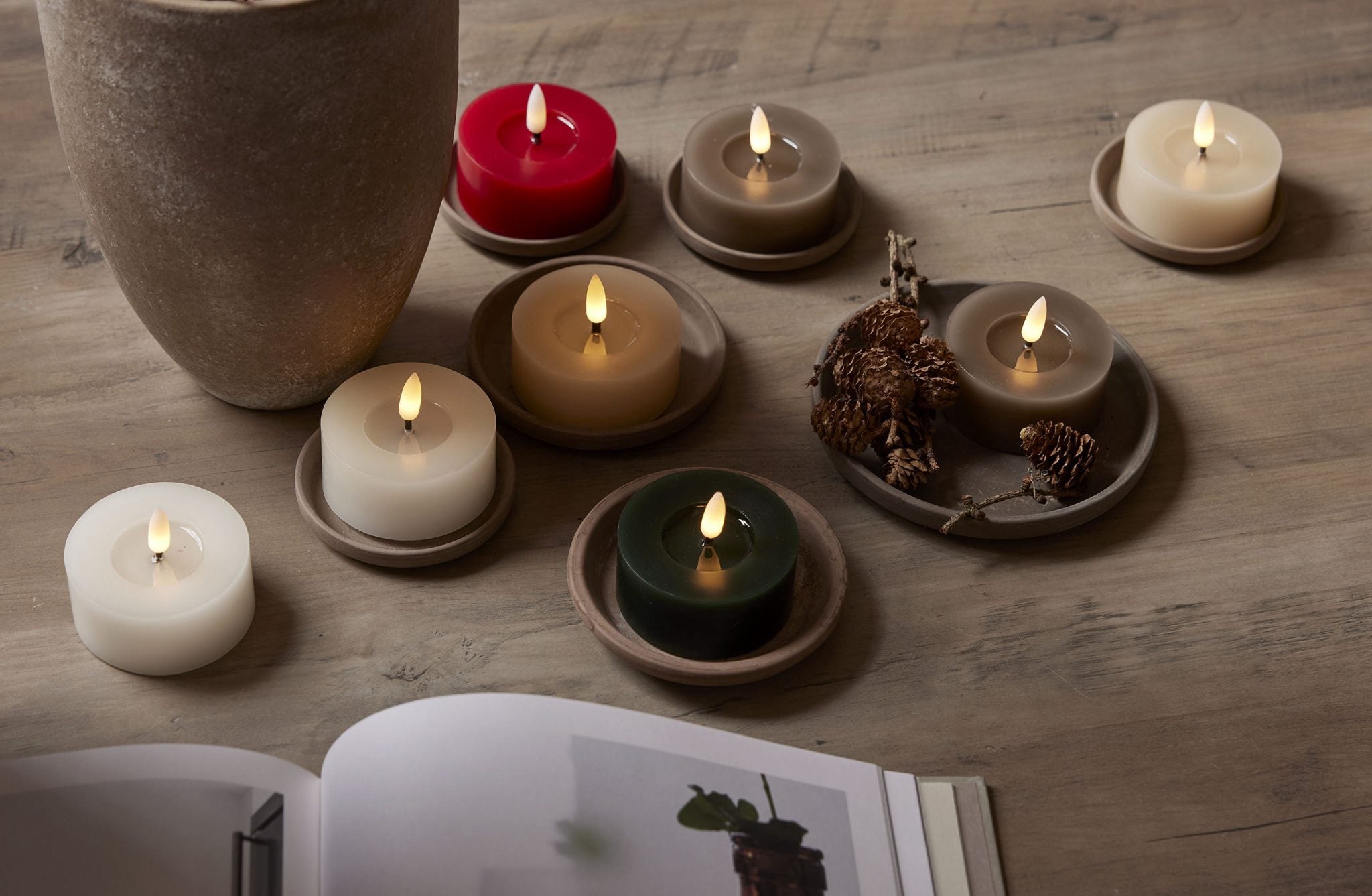 Kuvassa ihania patterilla toimivia kynttilöitä eri väreissä.