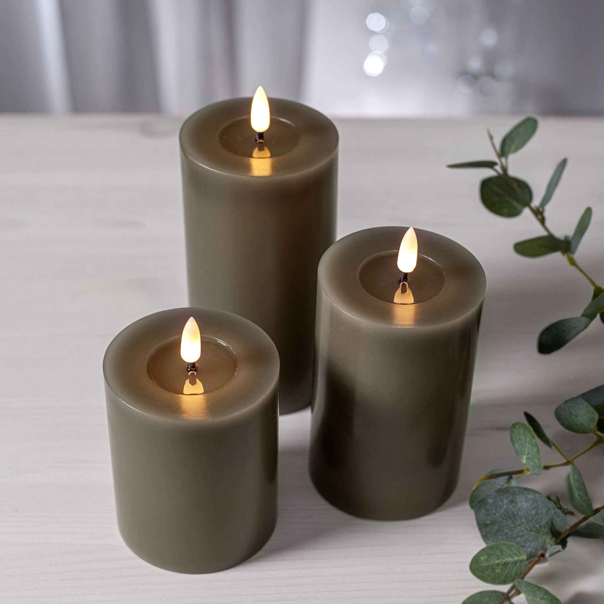 Flamme Flow LED - kynttilä 12,5 cm beige tai ruskea
