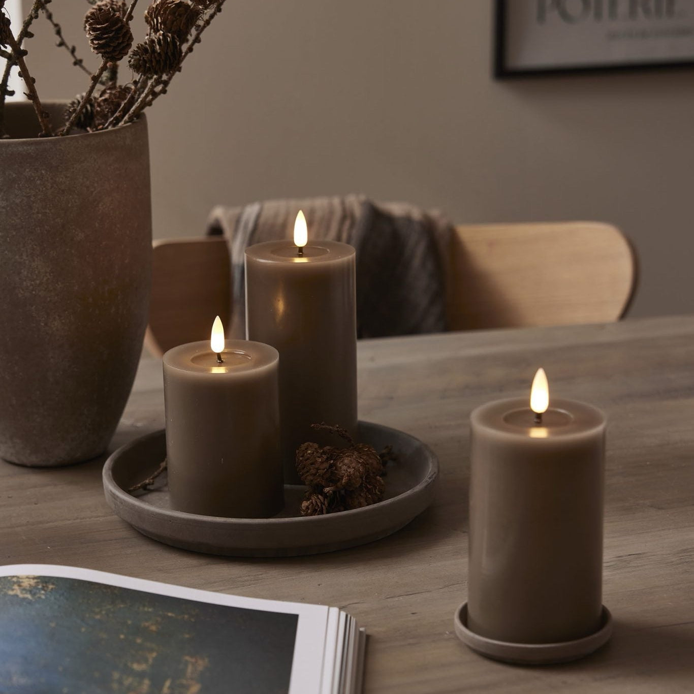 Flamme Flow LED - kynttilä 12,5 cm beige tai ruskea