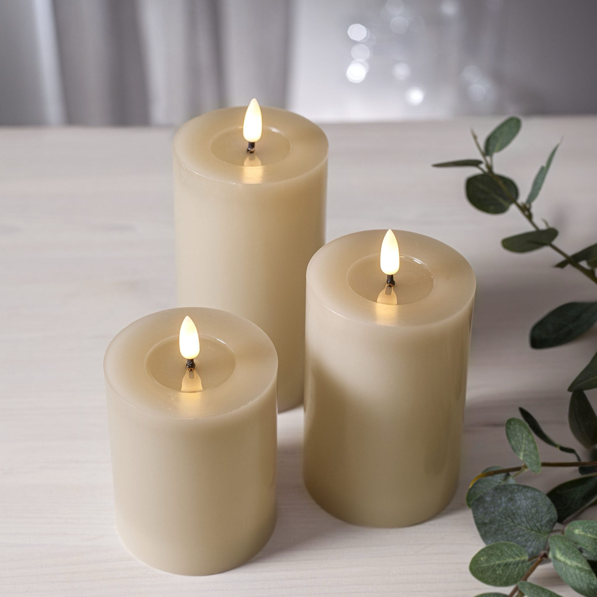 Flamme Flow LED - kynttilä 12,5 cm beige tai ruskea