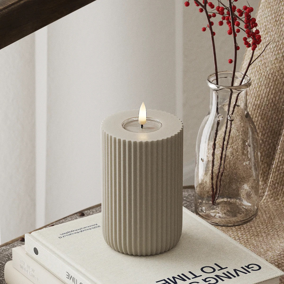 Hiekansävyinen raitakuvioinen led-kynttilä 8x12,5 cm