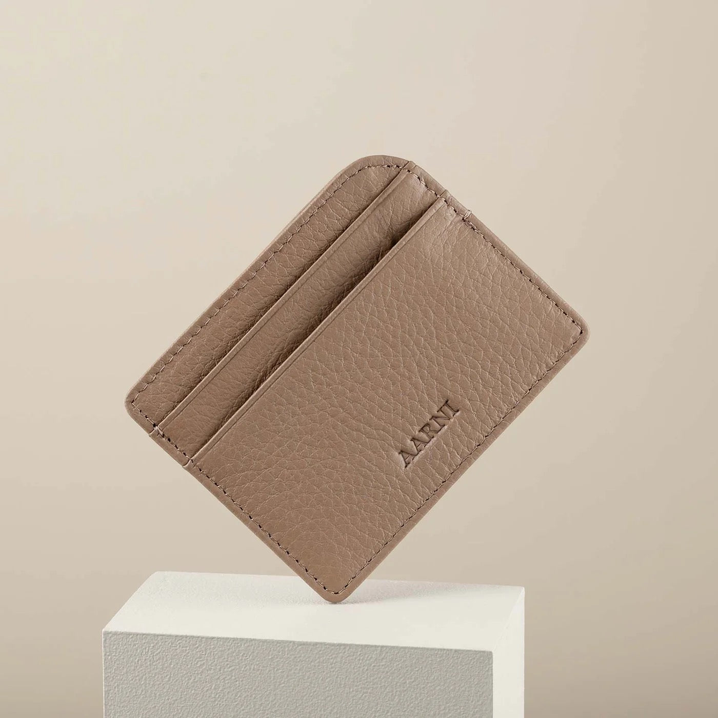 Nahkainen korttikotelo - musta tai vaalea