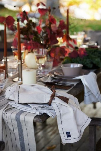 Kankainen lautasliina - valkoinen, koristeompeleilla 50x50