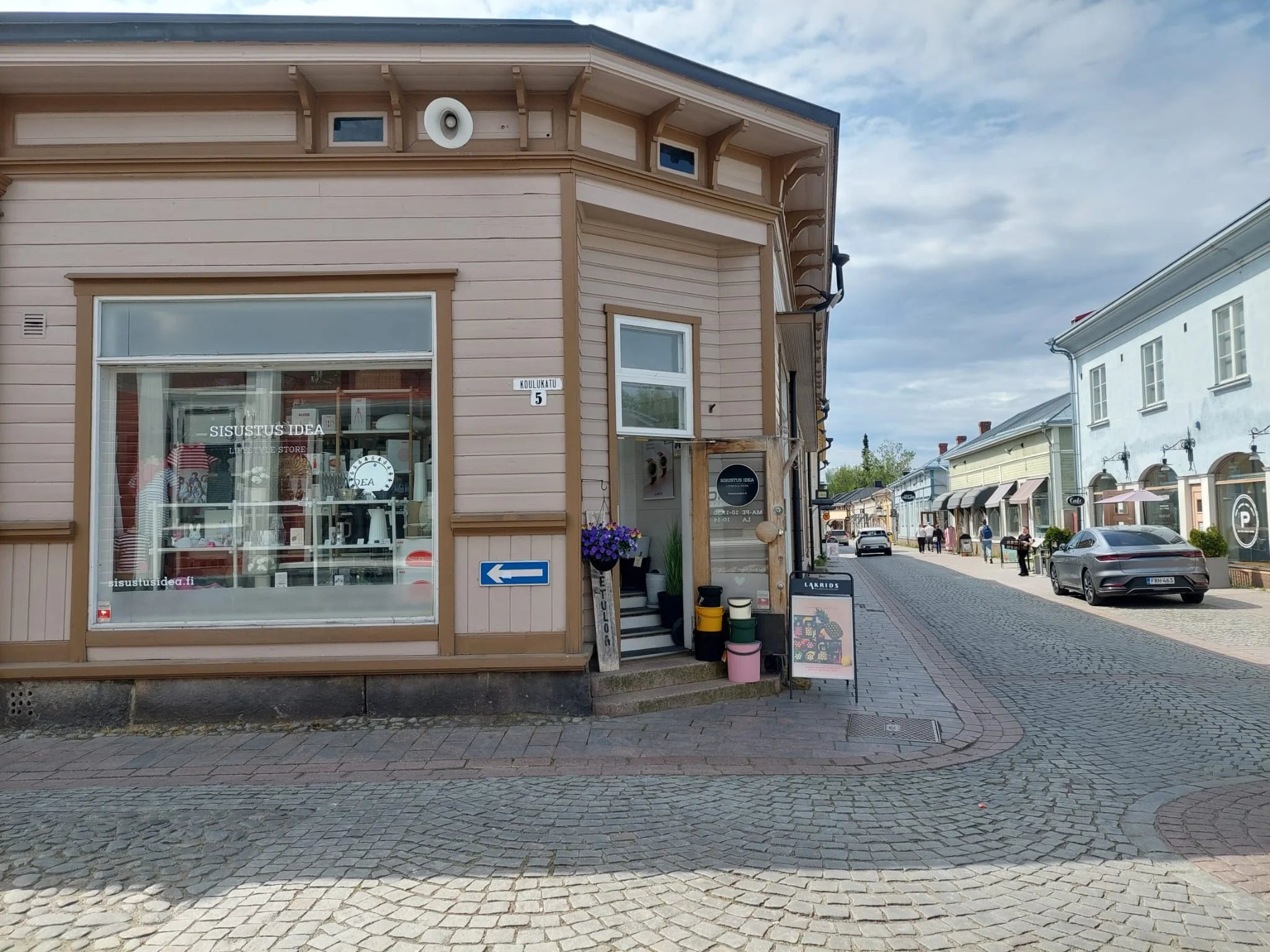 Kuvassa näkuu katunäkymä Rauman Kuninkaankadulta, jossa etualalla on Sisustusidean myymälä.